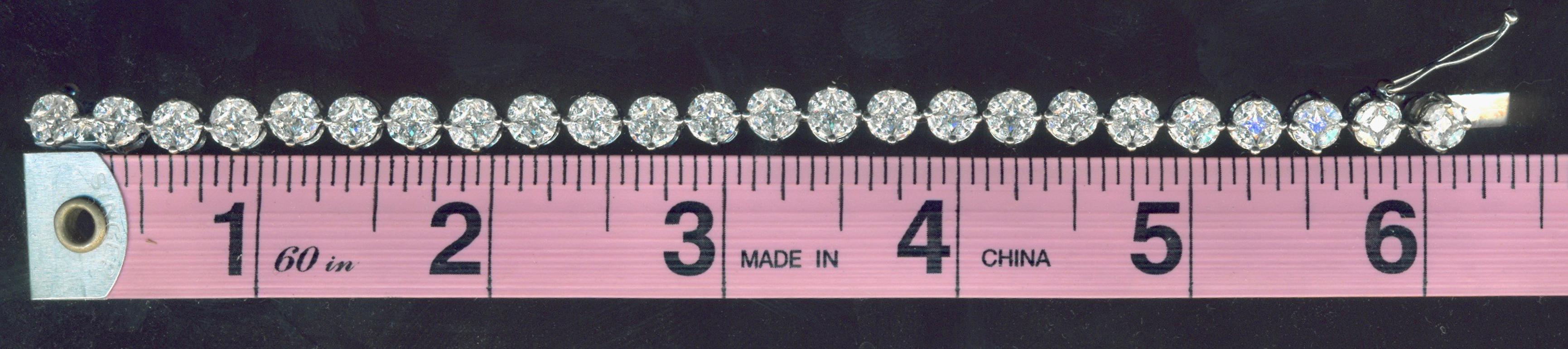Diamond Tennis Bracelet in Platinum and White Gold 7.20 Carat Petite Size In Good Condition For Sale In Wailea, HI
