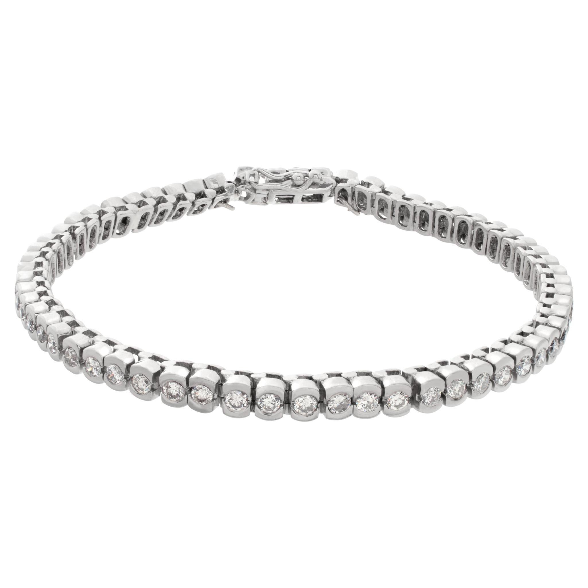 Diamond tennis bracelet in platinum with approximately 6 carats in round diamond For Sale