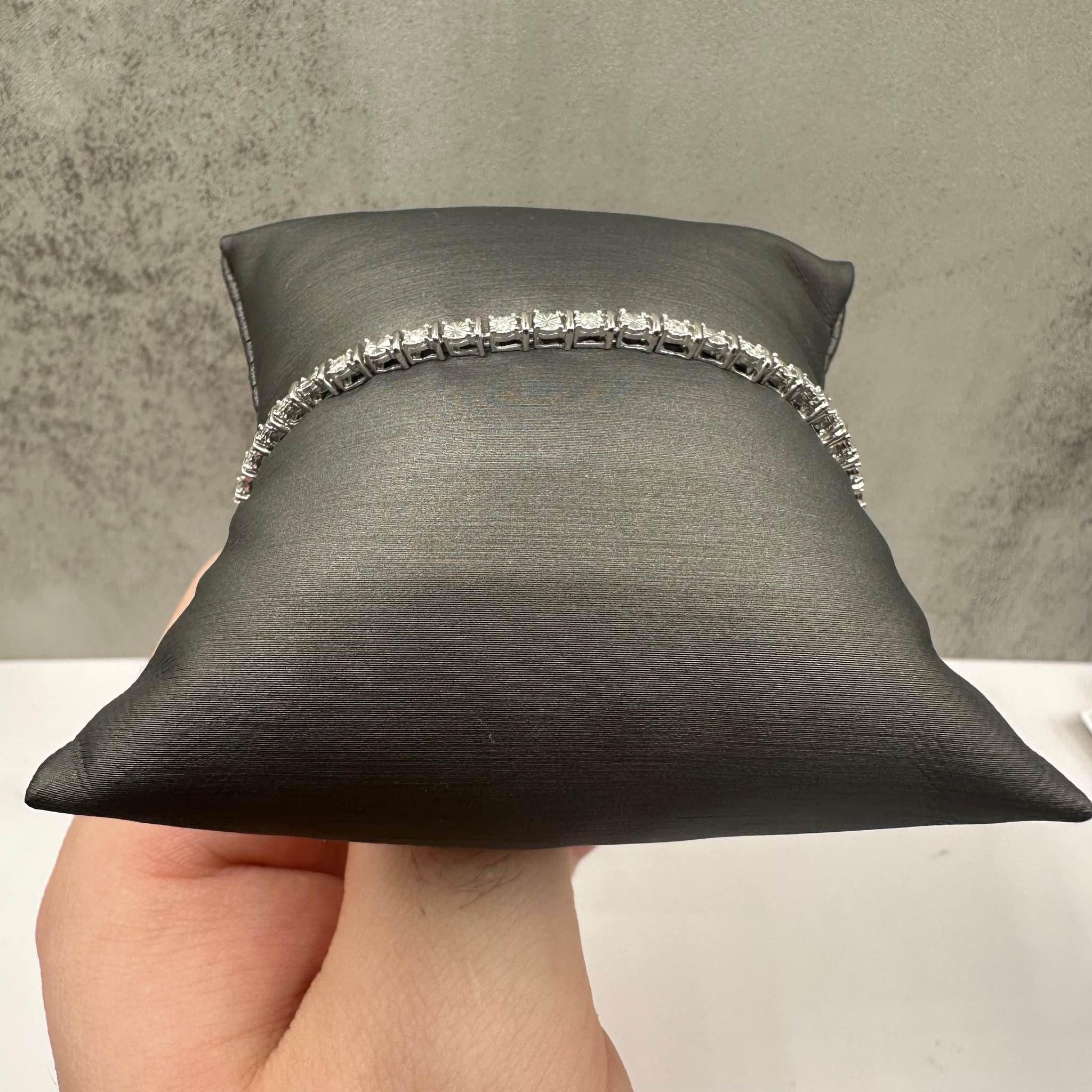 Dieses atemberaubende Diamant-Tennisarmband aus Sterlingsilber besteht aus 0,25 ct. natürlichen runden Diamanten der Farbe IJ und der Reinheit I, die in einer Miracle-Plate-Fassung gefasst sind, um ihre Brillanz zu maximieren. Mit einem Gewicht von
