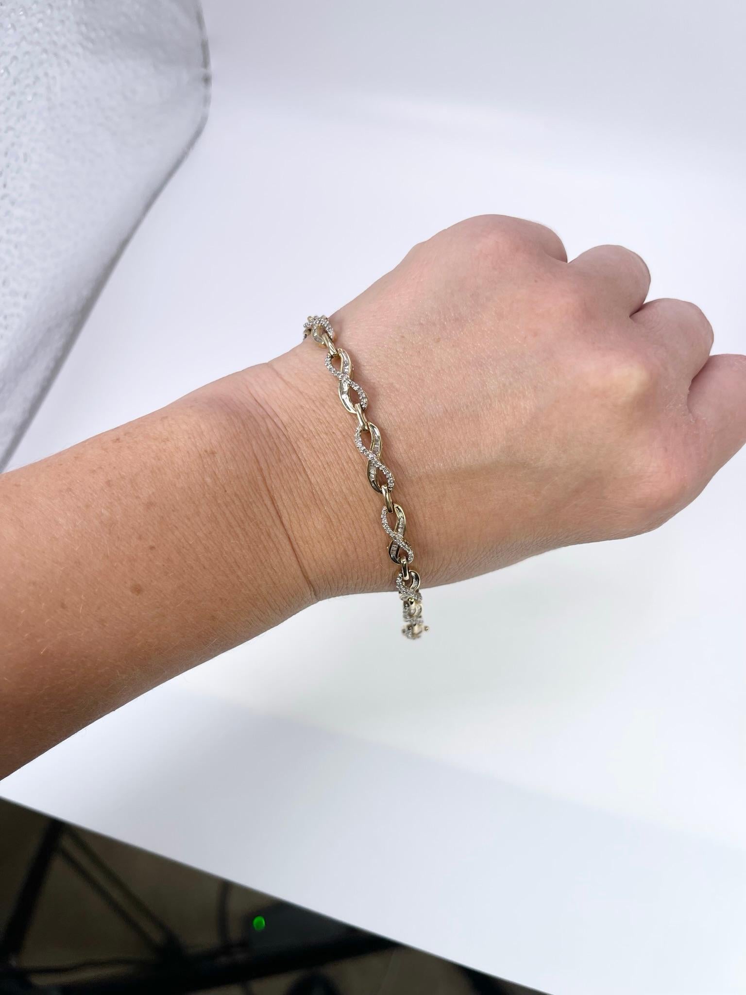 Taille ronde Bracelet tennis à motif d'infini en or blanc 14 carats et diamants de 0,75 carat en vente