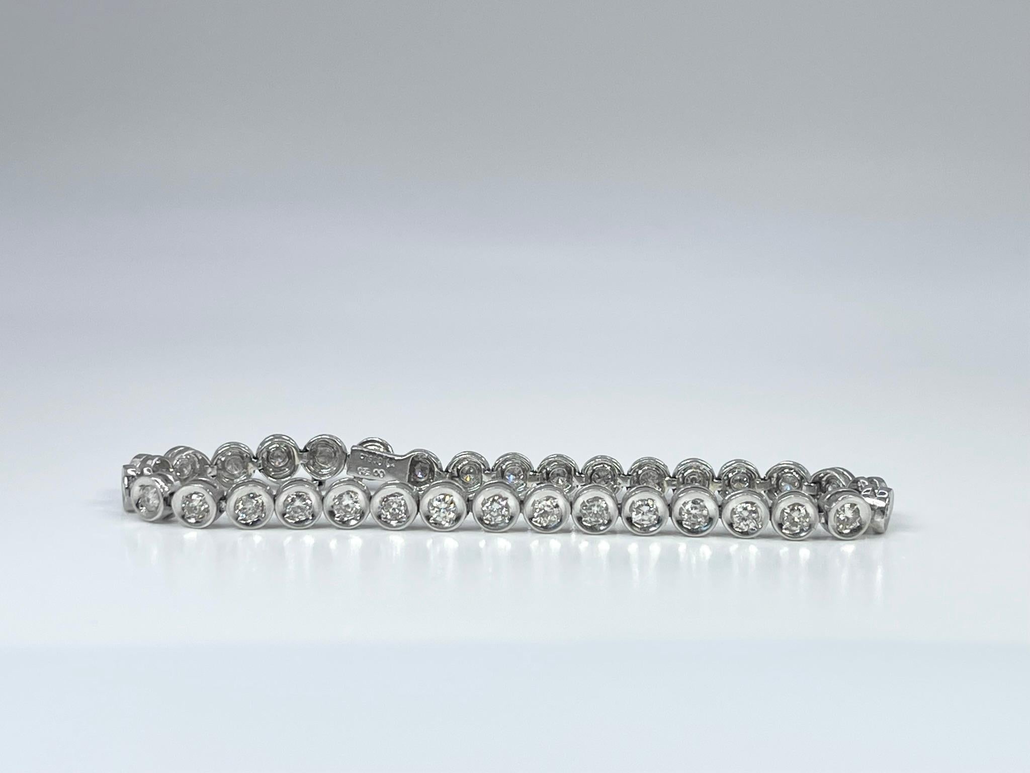 Bracciale Tennis con diamanti realizzato in platino, rifinito alla perfezione con diamanti pregiati e artigianato.

PESO IN GRAMMI: 20,60gr
METALLO: platino

DIAMANTE/I NATURALE/I
Taglio: Rotondo brillante
Colore: F-G 
Chiarezza: VS-SI 
Carati: