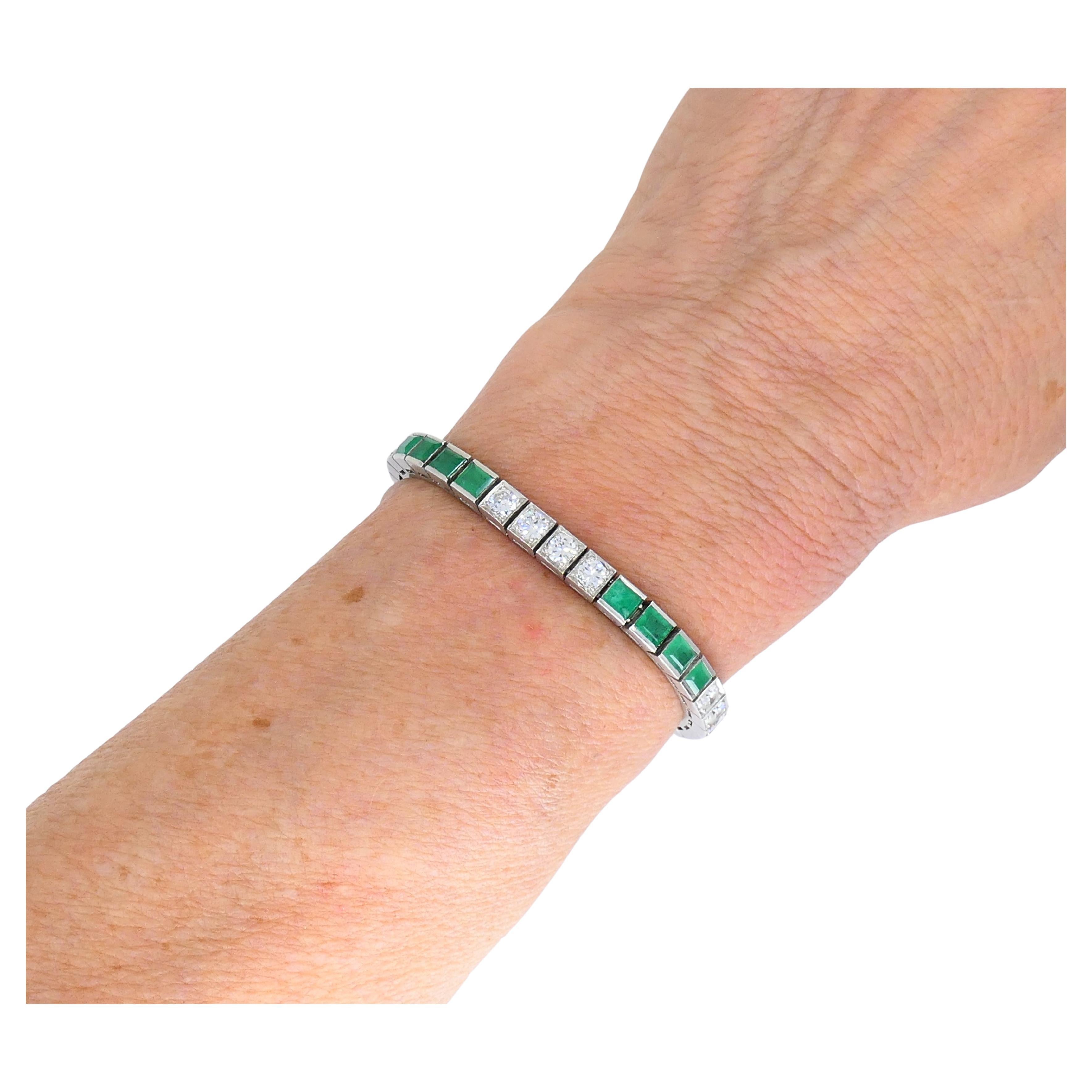 Una elegante pulsera tenis de diamantes, elaborada en platino, con diamantes y esmeraldas.
Cuatro diamantes engastados en canal se alternan con cuatro esmeraldas engastadas en canal, creando un bello contraste que realza el brillo de los diamantes y