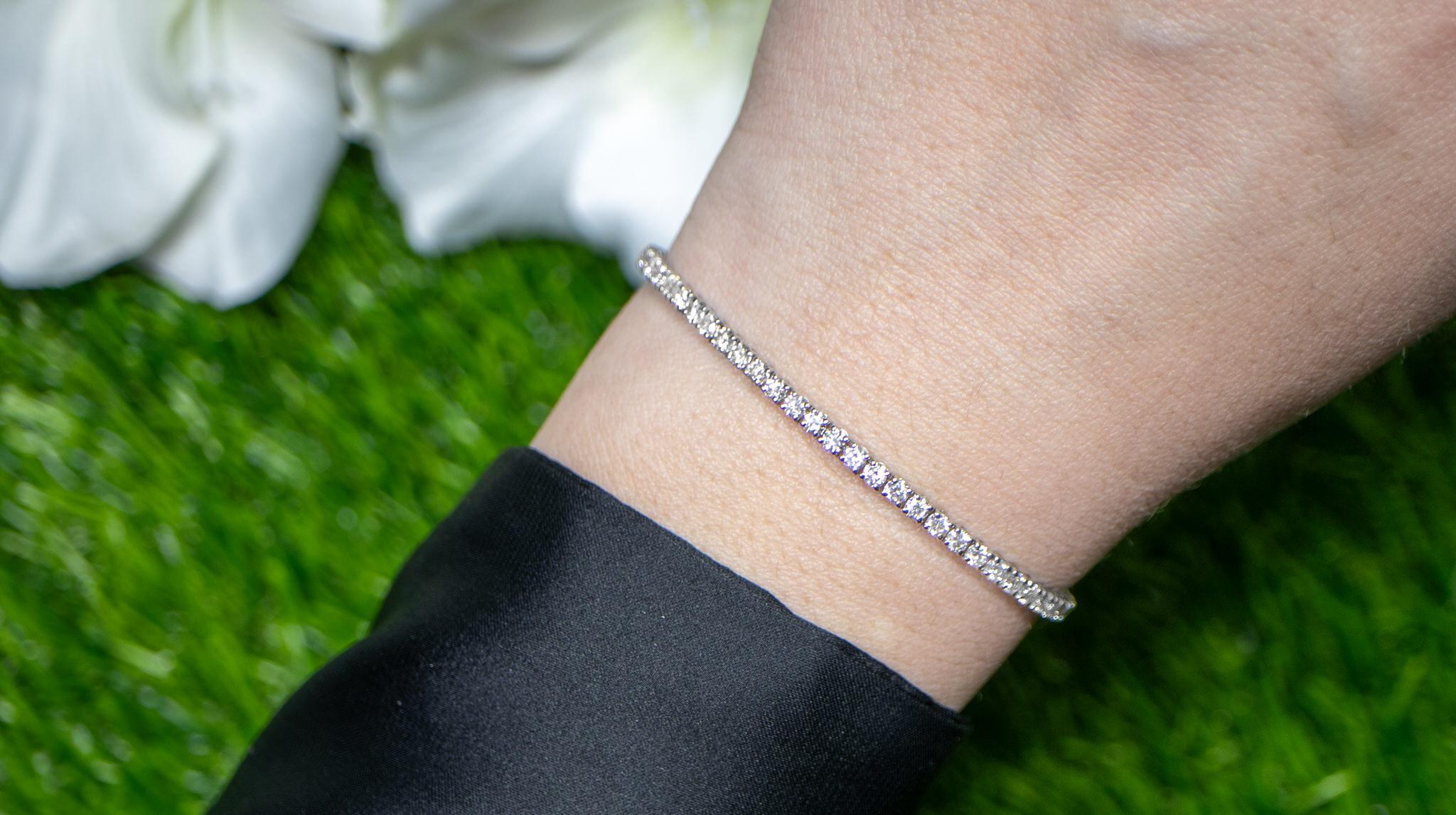 Contemporain Bracelet de tennis en diamant taille ronde et brillante 3,75 carats or 18K en vente