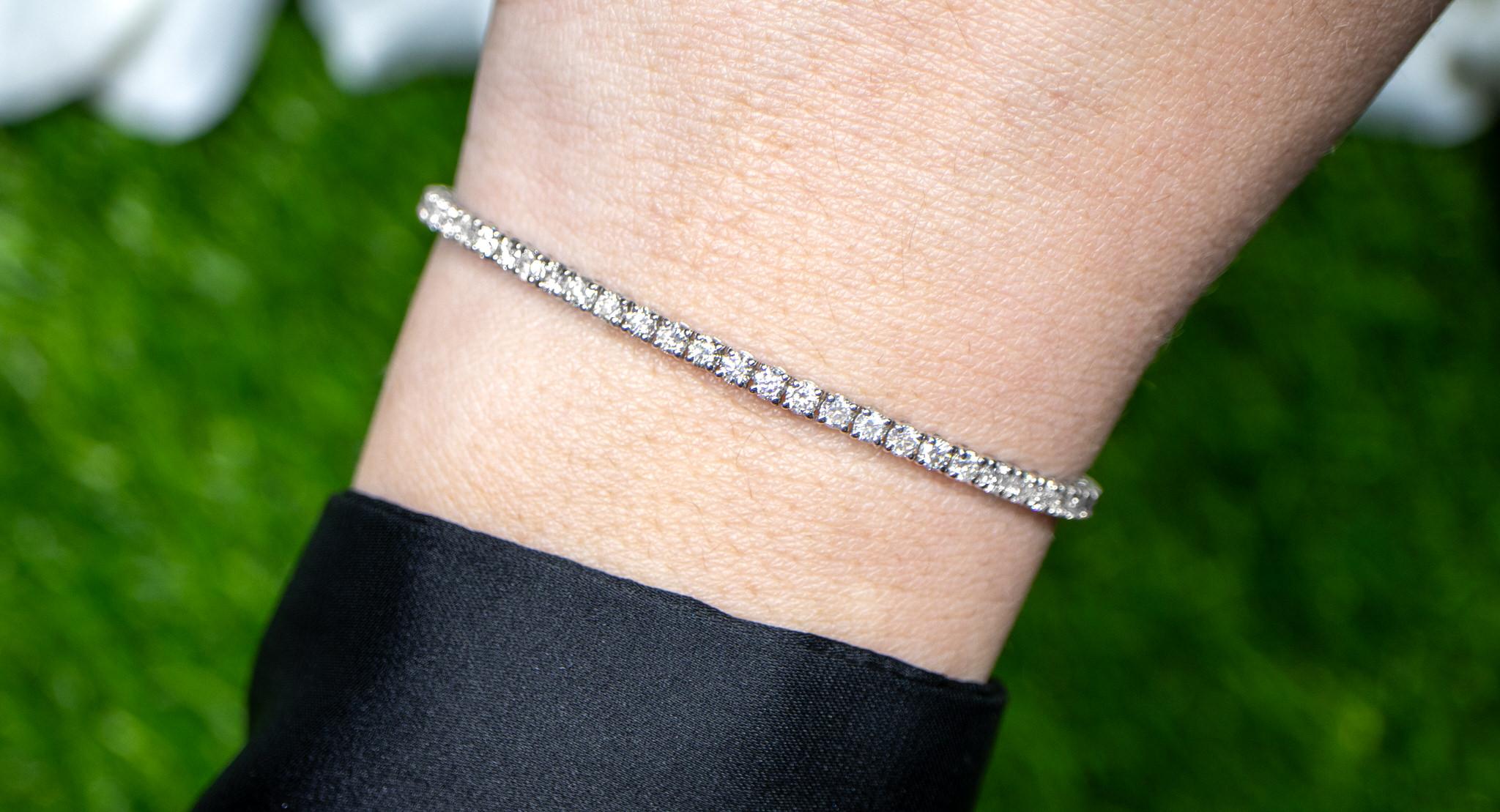 Taille ronde Bracelet de tennis en diamant taille ronde et brillante 3,75 carats or 18K en vente