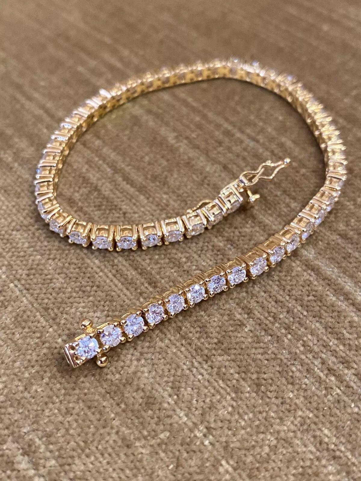 Bracelet de tennis en diamants ronds d'un poids total de 4,40 carats en or jaune 18k

Le bracelet de tennis en diamant comporte 51 diamants ronds et brillants sertis dans de l'or jaune 18k.

Le poids total des diamants est de 4,40 carats.
Le