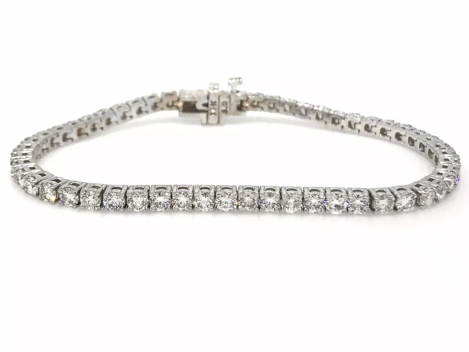Diamant-Tennisarmband Gesamtgewicht 6,45 Karat Rundungen in 18k Weißgold

Das Diamant-Tennisarmband besteht aus einer einzigen Reihe von 55 runden Brillanten mit einem Gewicht von 6,45 Karat, alle in 4 Zacken in 18 Karat Weißgold gefasst.

Das