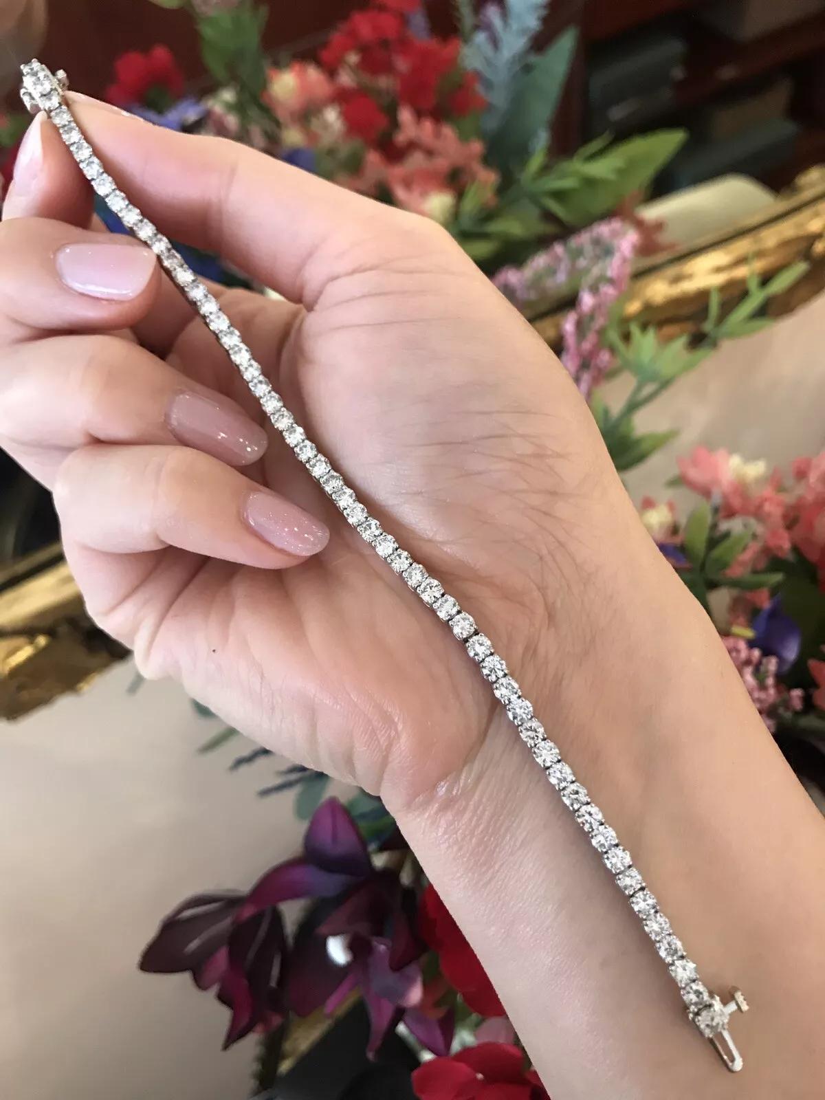 Diamant-Tennisarmband aus 18 Karat Weißgold mit rundem Gesamtgewicht von 6,45 Karat Diamanten (Rundschliff) im Angebot