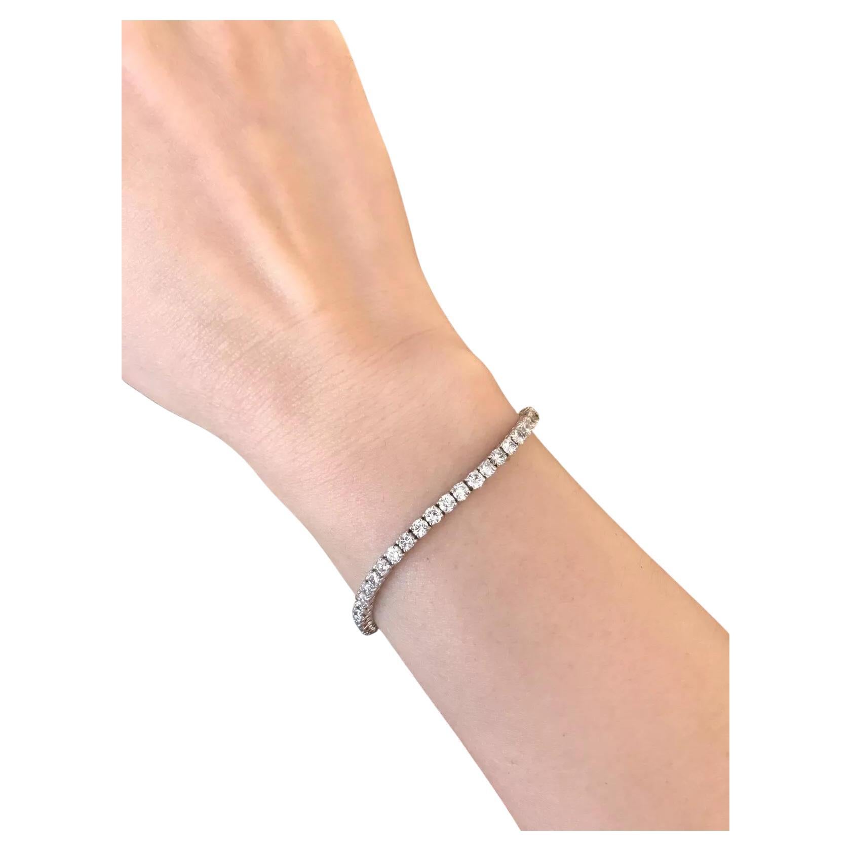 Pulsera de tenis de diamantes redondos de 6,45 quilates de peso total en oro blanco de 18 quilates