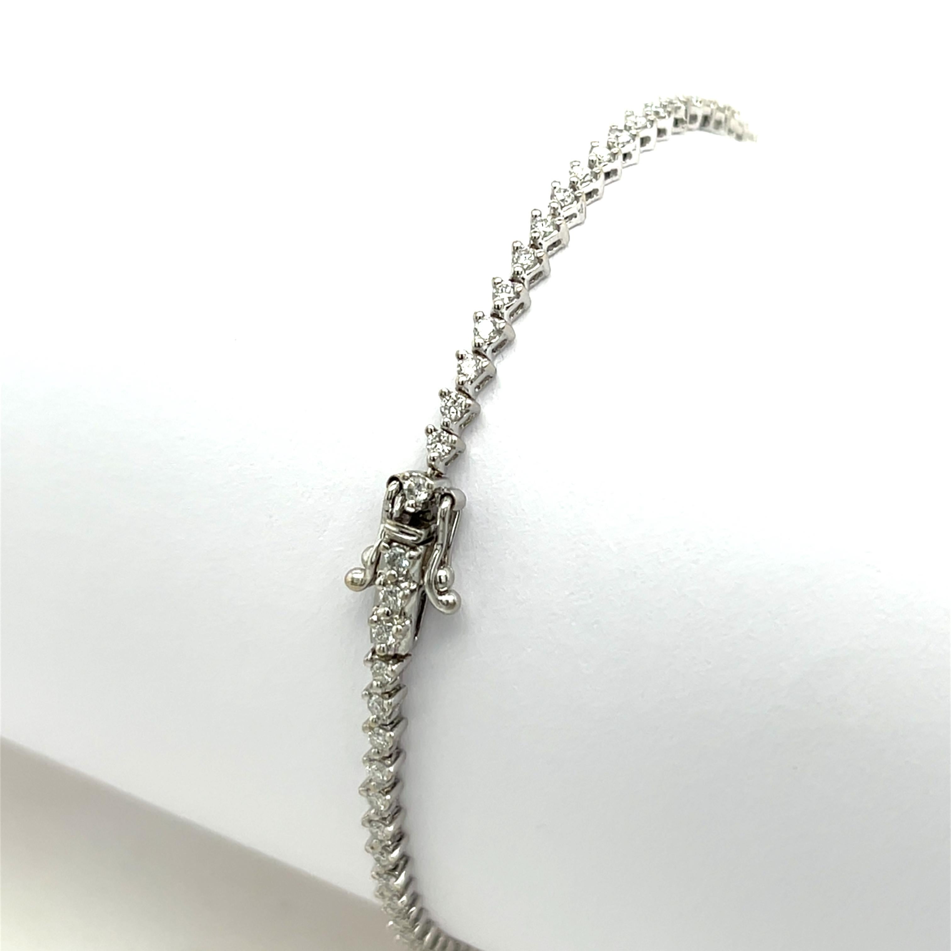 Una pulsera de tenis elegante y atemporal, de oro blanco de 18 ct, engastada con 1,50 ct de diamantes redondos naturales de talla brillante. Este diseño clásico ofrece brillo y sofisticación para cualquier ocasión.

Peso total: 5,73 g
Peso total del