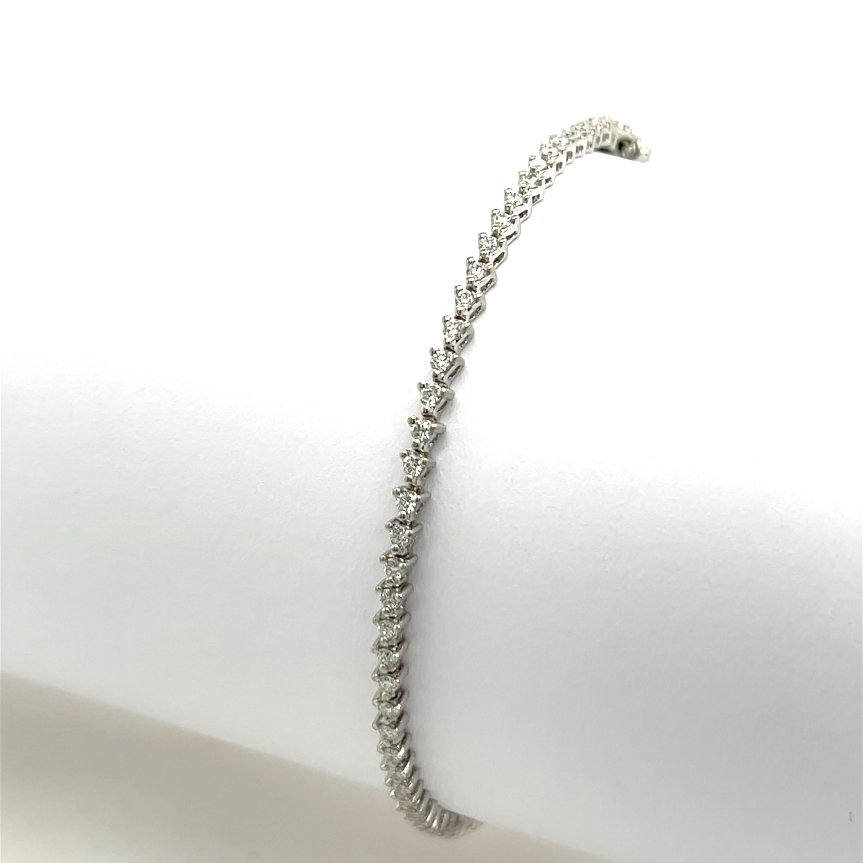 Pulsera de tenis con diamantes en oro blanco de 18 ct Corte redondo en venta