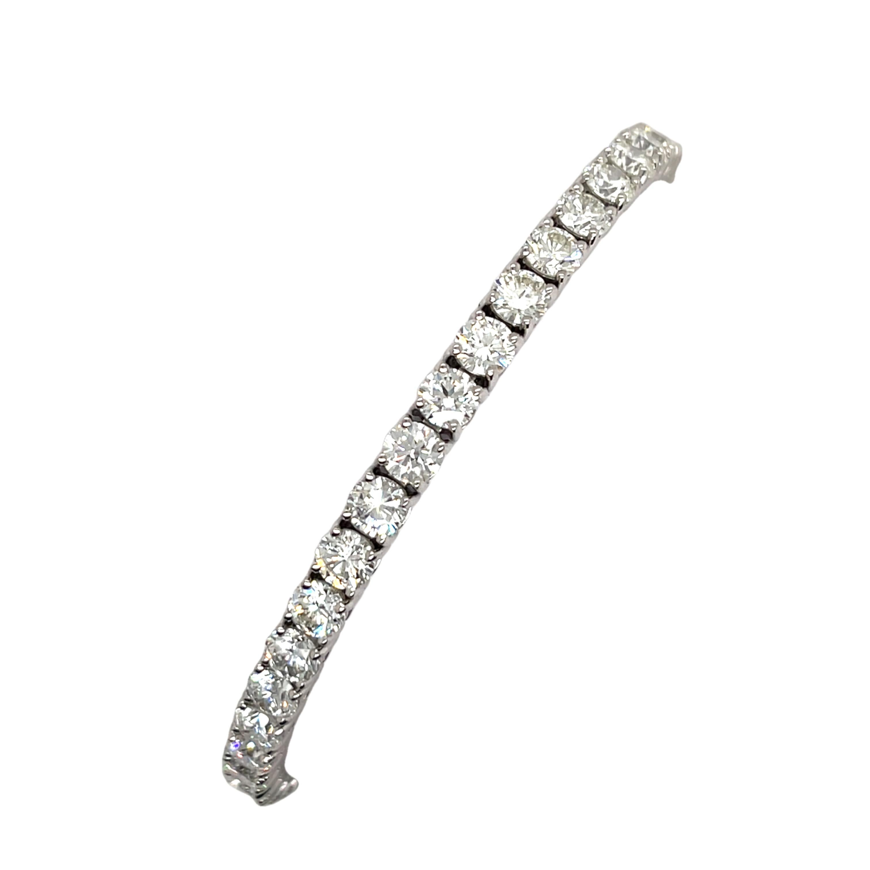 

Ein atemberaubendes Tennisarmband mit 10,50 Karat natürlichen Diamanten, gefertigt aus 18 Karat Weißgold. Die Diamanten sind durchgehend fachmännisch angeordnet und bieten zeitlose Eleganz und außergewöhnliche Brillanz. 

Perfekt für besondere