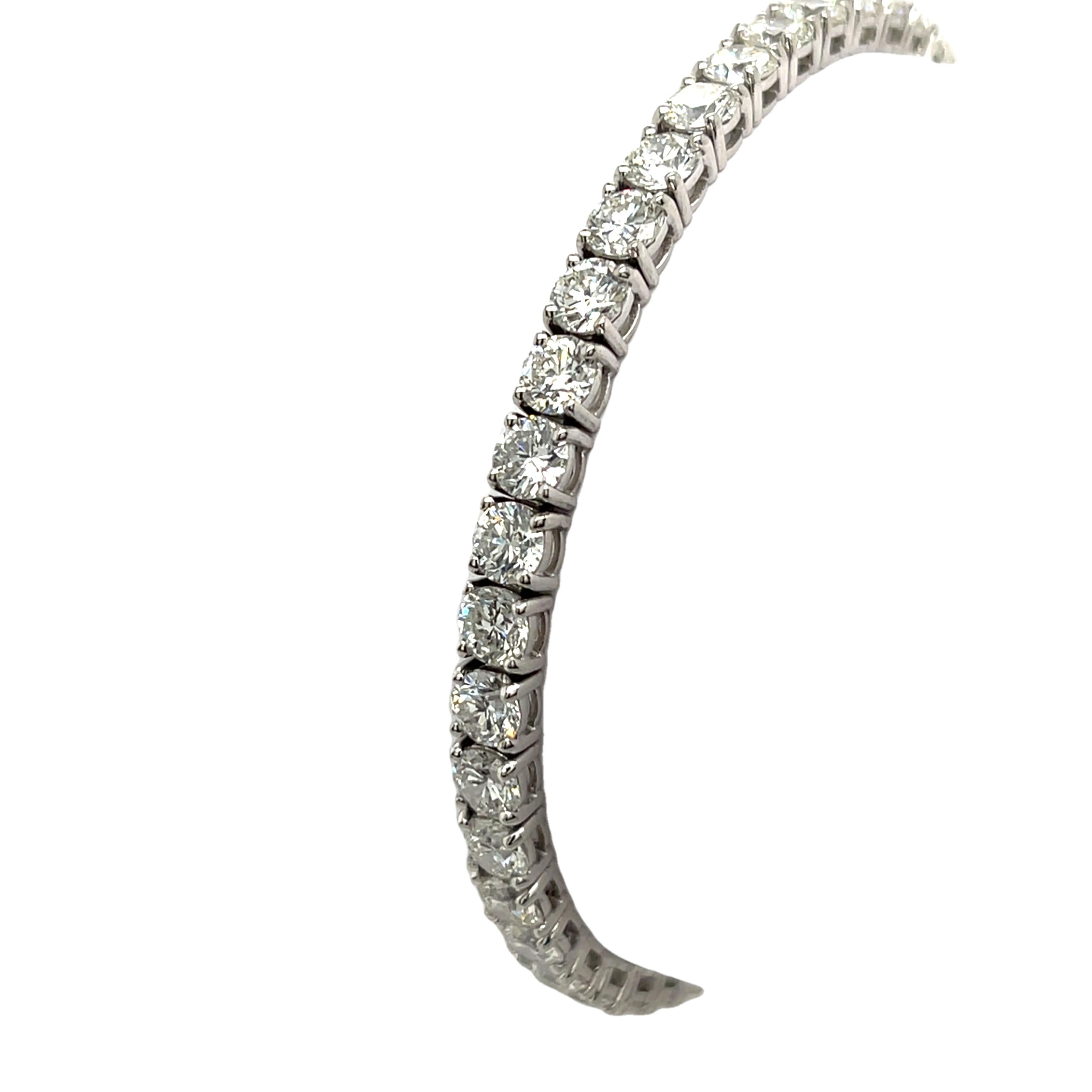 Diamant-Tennisarmband aus 18 Karat Weißgold mit 10,50 Karat natürlichen Diamanten besetzt (Rundschliff) im Angebot