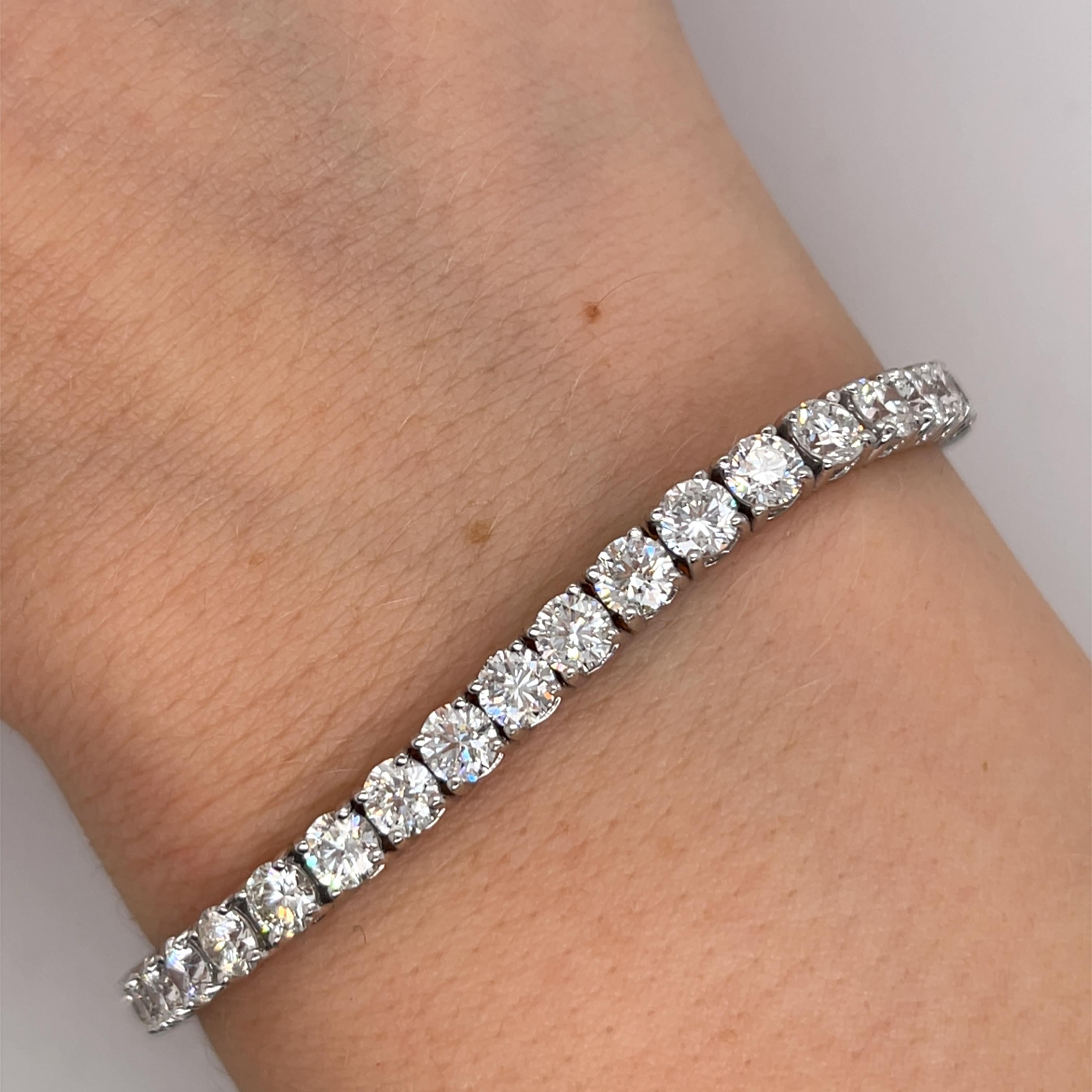 Diamant-Tennisarmband aus 18 Karat Weißgold mit 10,50 Karat natürlichen Diamanten besetzt für Damen oder Herren im Angebot