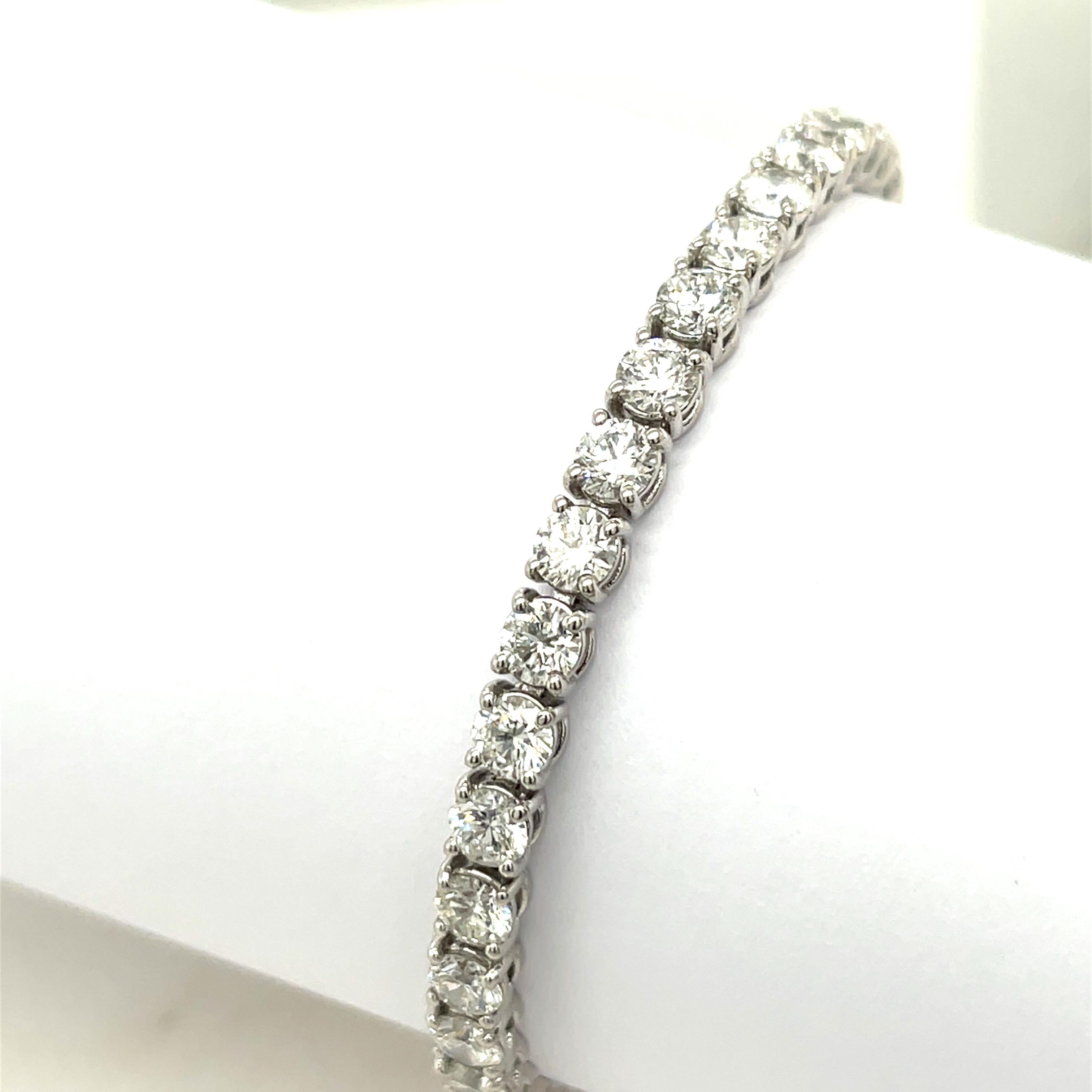 Taglio rotondo Bracciale Tennis con diamanti naturali da 10,57 carati in oro bianco da 18 carati in vendita