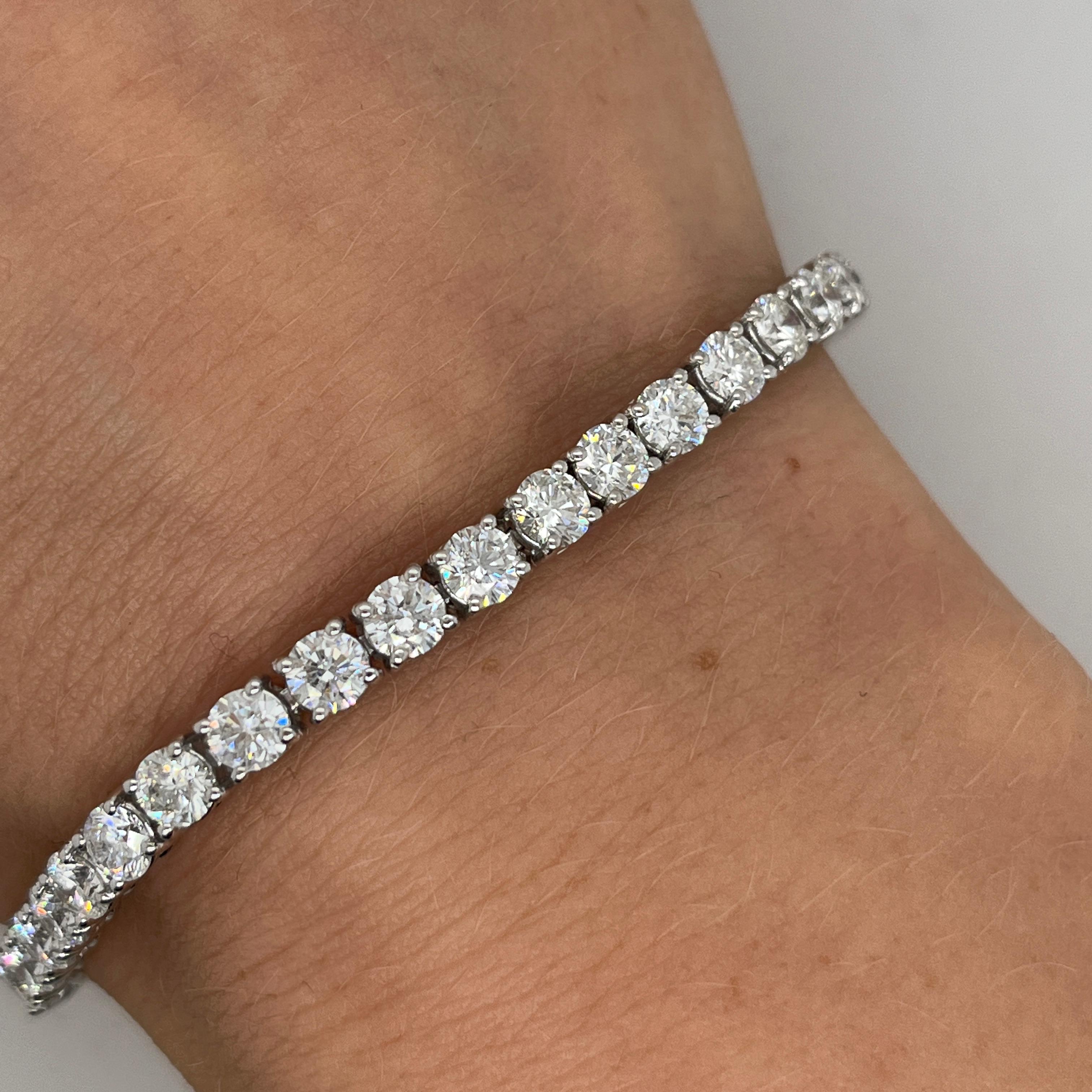 Bracciale Tennis con diamanti naturali da 10,57 carati in oro bianco da 18 carati In condizioni ottime in vendita a London, GB