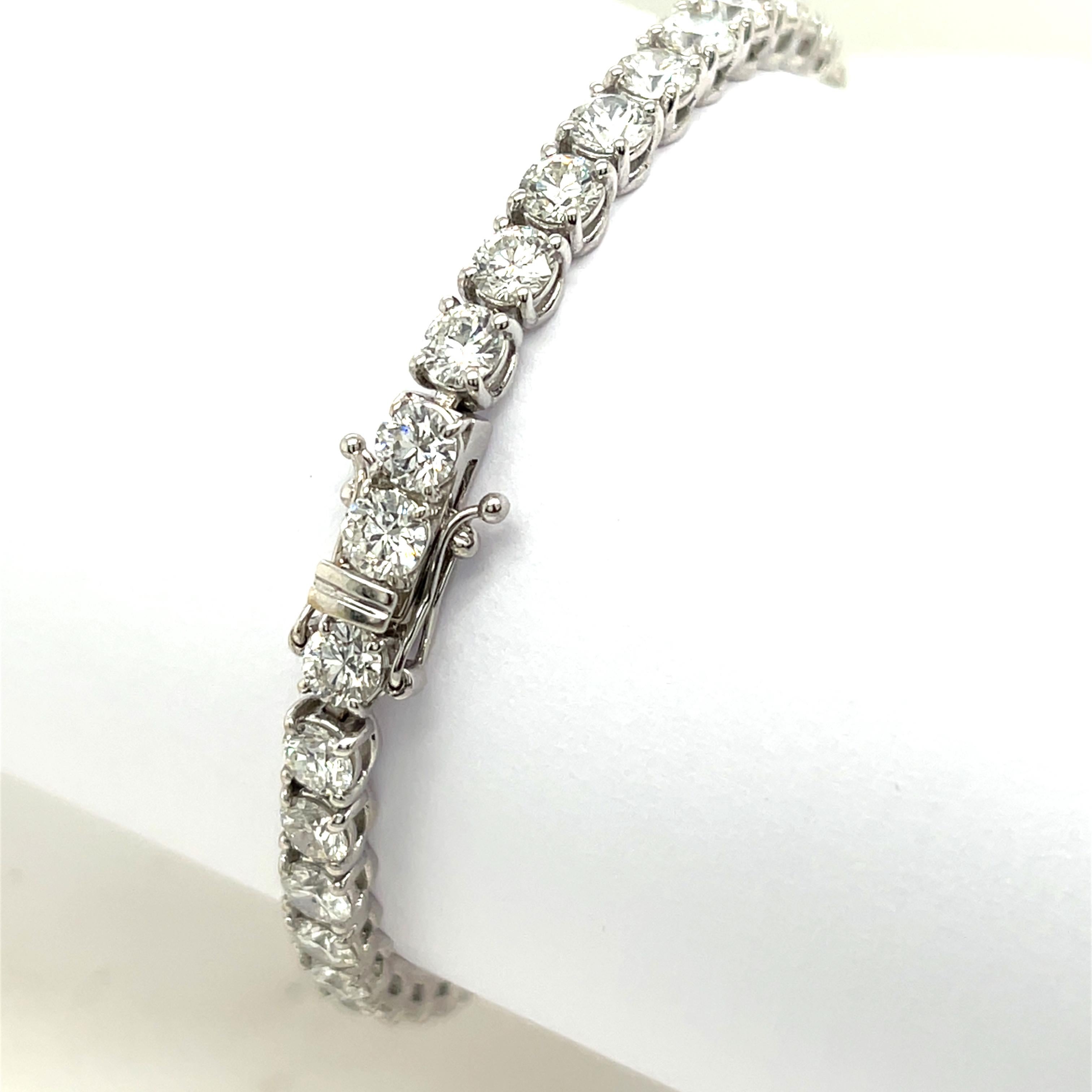Bracciale Tennis con diamanti naturali da 10,57 carati in oro bianco da 18 carati in vendita 1