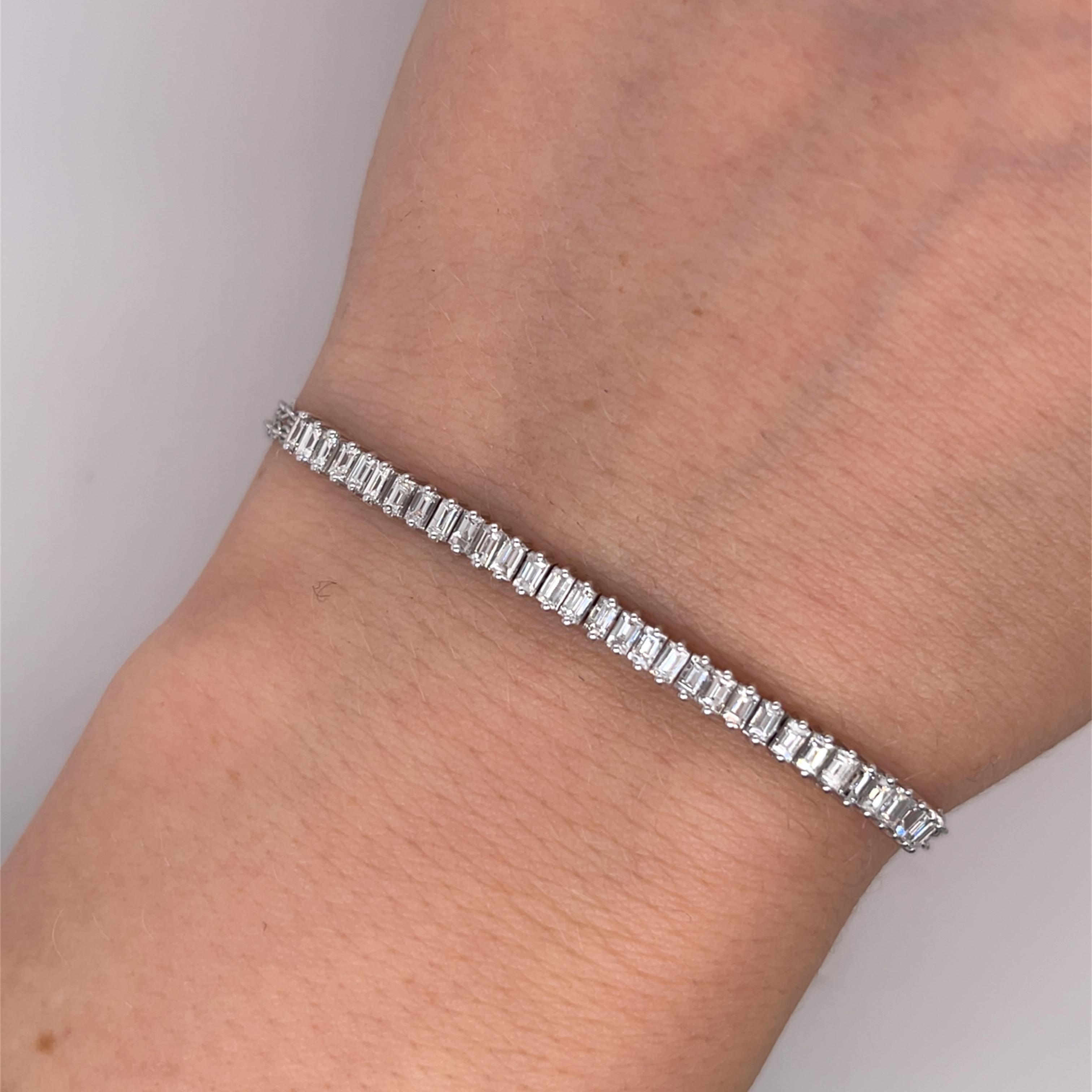 Diamond Tennis Bracelet Set With 1.0ct Baguette Natural Diamonds in 18ct Gold In New Condition For Sale In London, GB