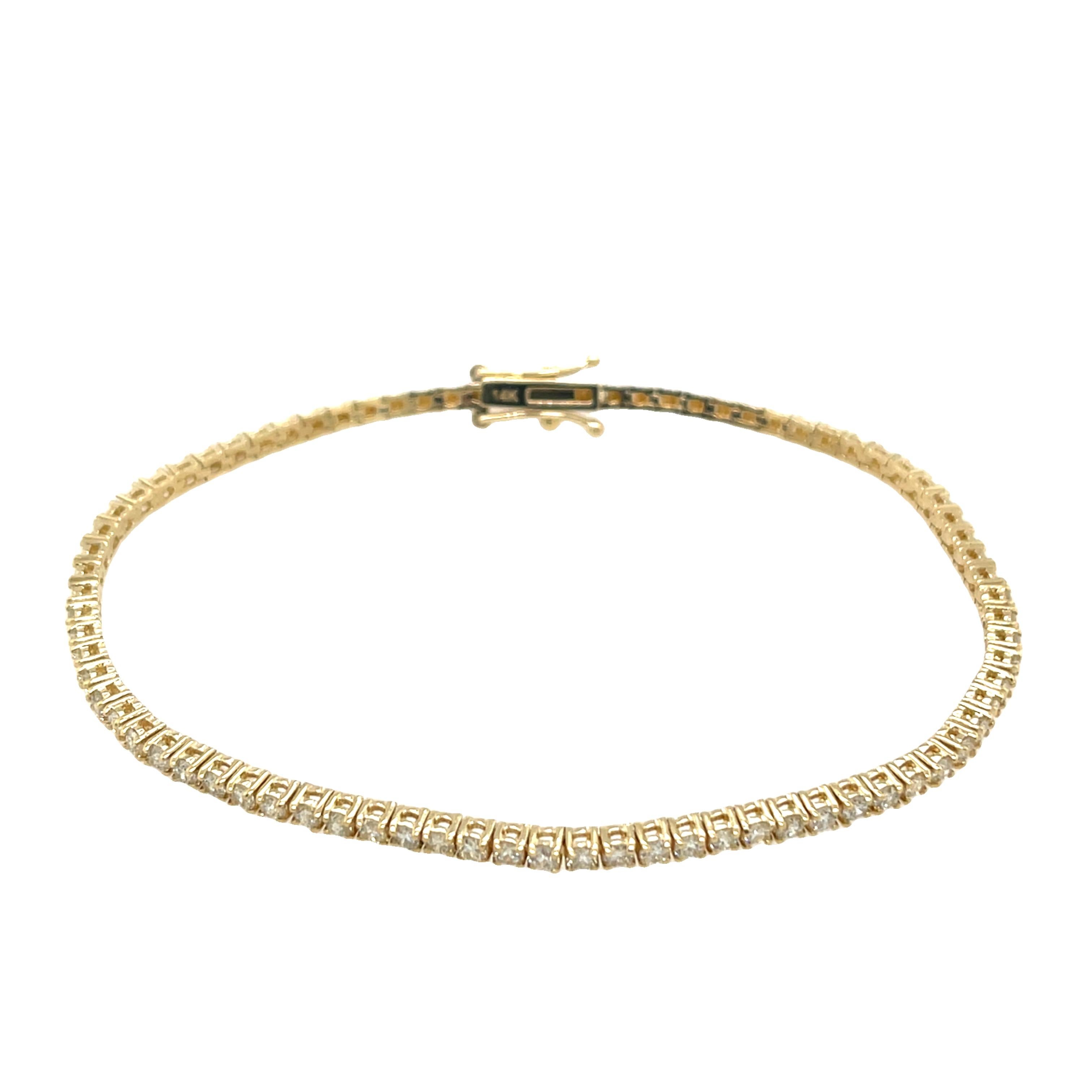 Un bracciale tennis elegante e senza tempo, realizzato in oro giallo 14 ct, con 1,0 ct di diamanti naturali taglio brillante e perline d'oro. 
Questo design classico offre brillantezza e raffinatezza per ogni occasione.

Peso totale: 6,71 g
Peso