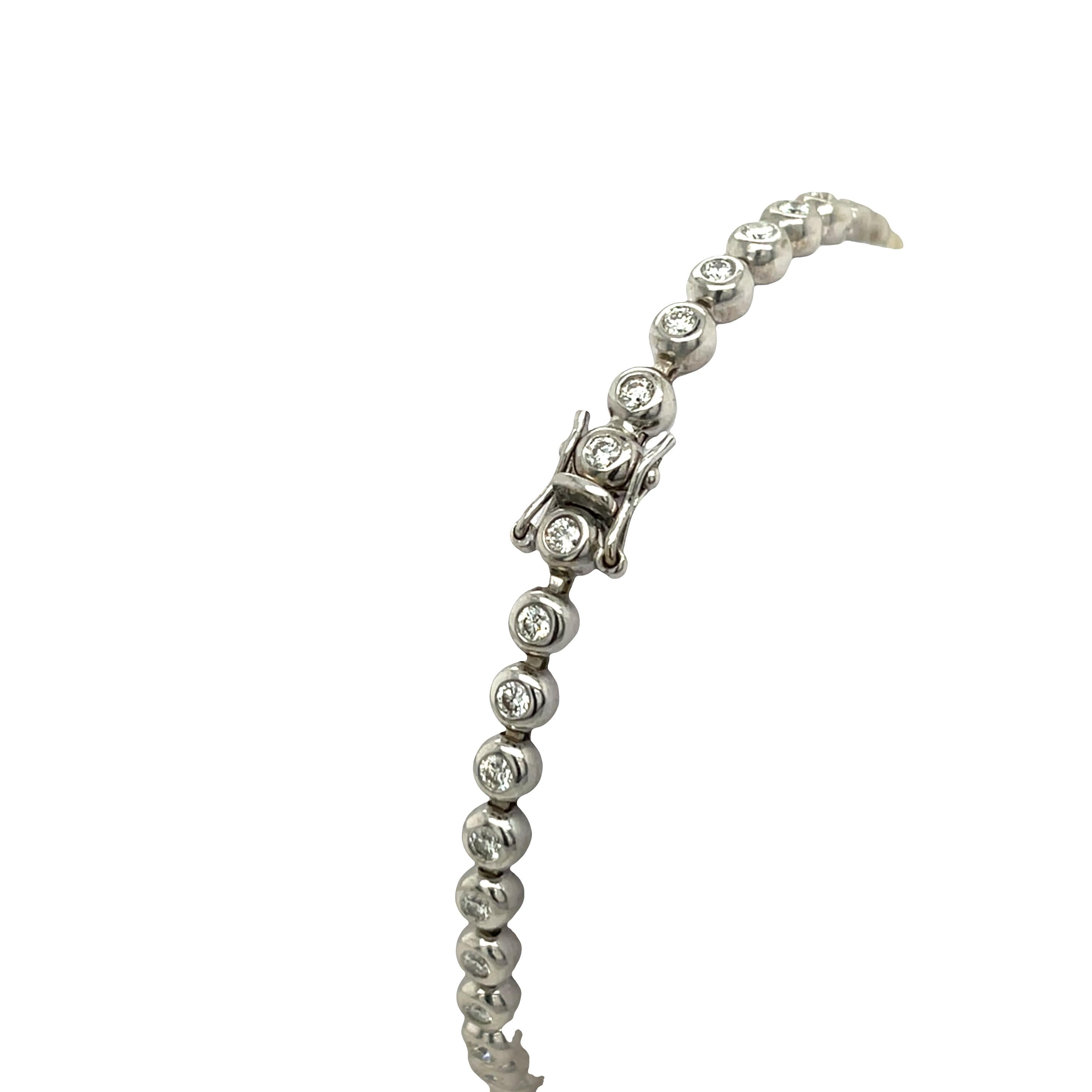 Un bracciale tennis elegante e senza tempo, realizzato in oro bianco 18 carati e con 1,26 carati di diamanti naturali a taglio brillante. Questo design classico offre brillantezza e raffinatezza per ogni occasione.

Peso totale: 12,17 g
Peso totale