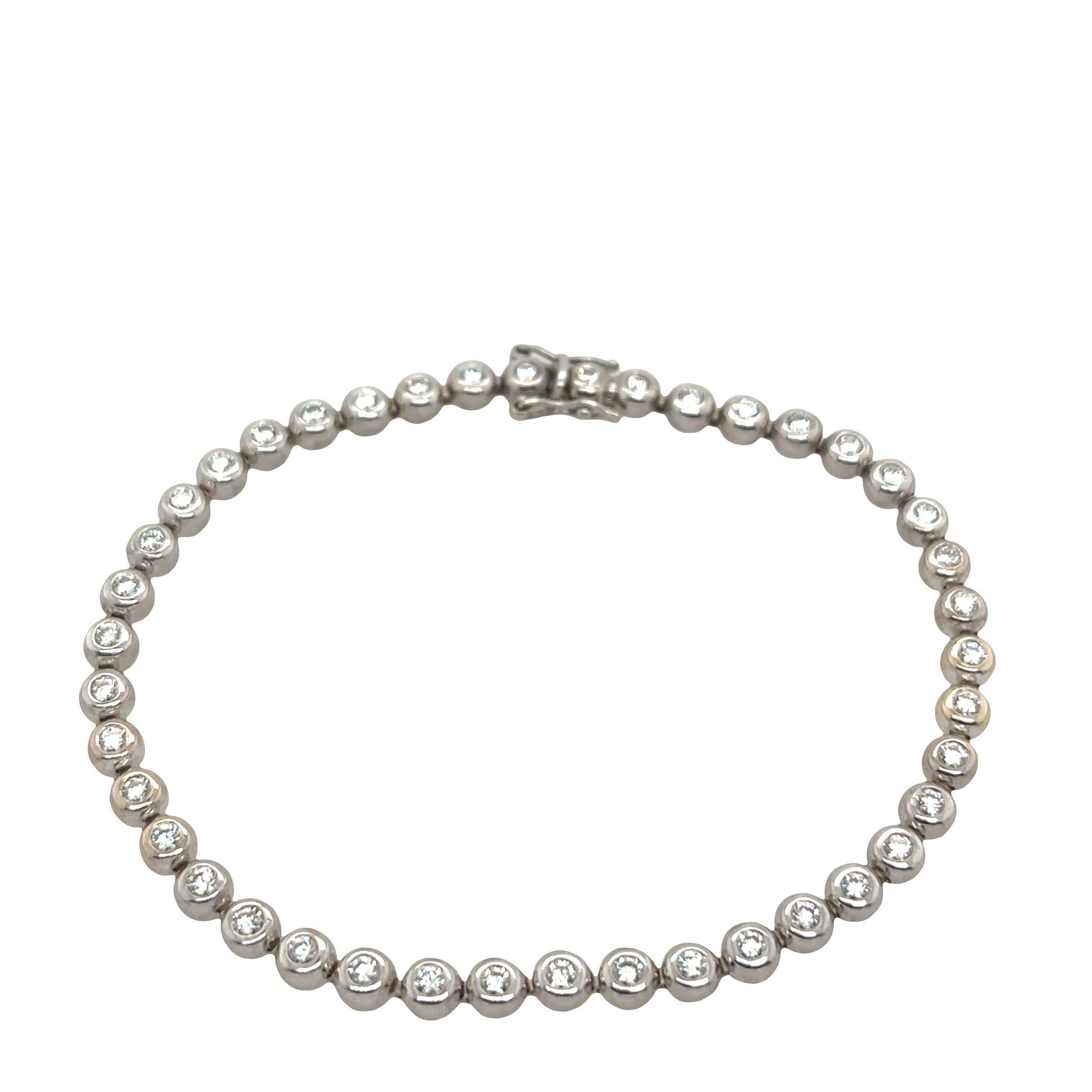 Taglio rotondo Bracciale tennis con diamanti naturali da 1,26 carati in oro bianco da 18 carati in vendita