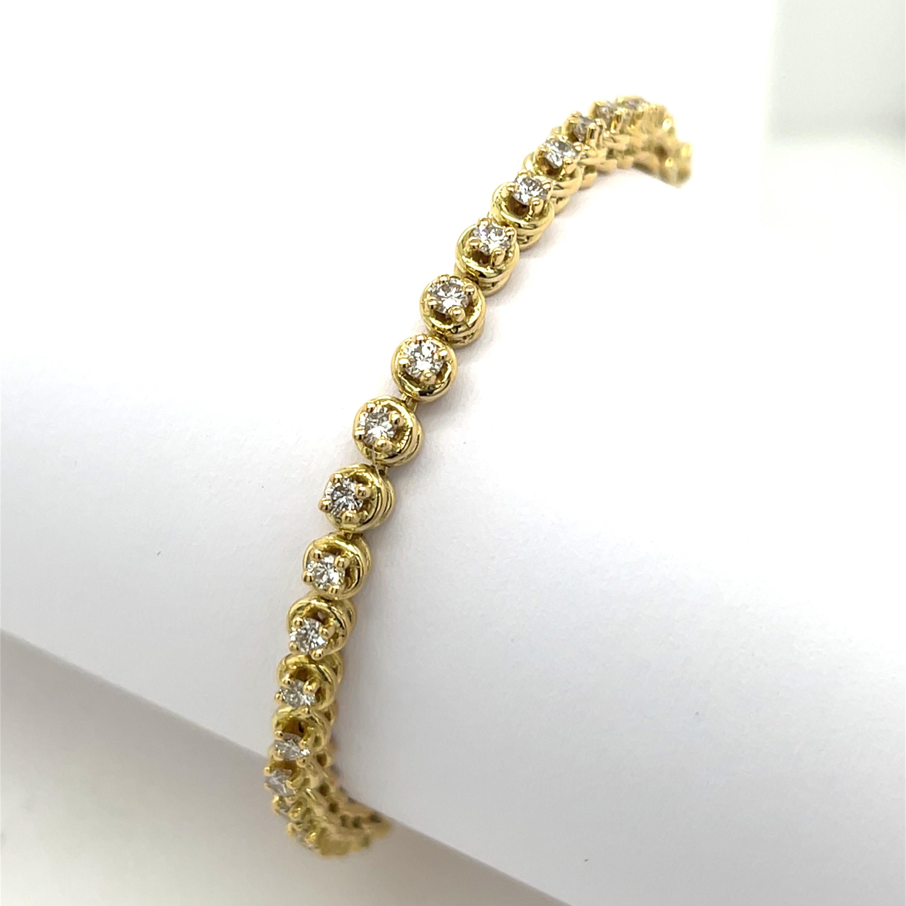 Diamond Tennis Bracelet Set With 1.80ct Natural Diamonds in 18ct Yellow Gold In Excellent Condition In London, GB