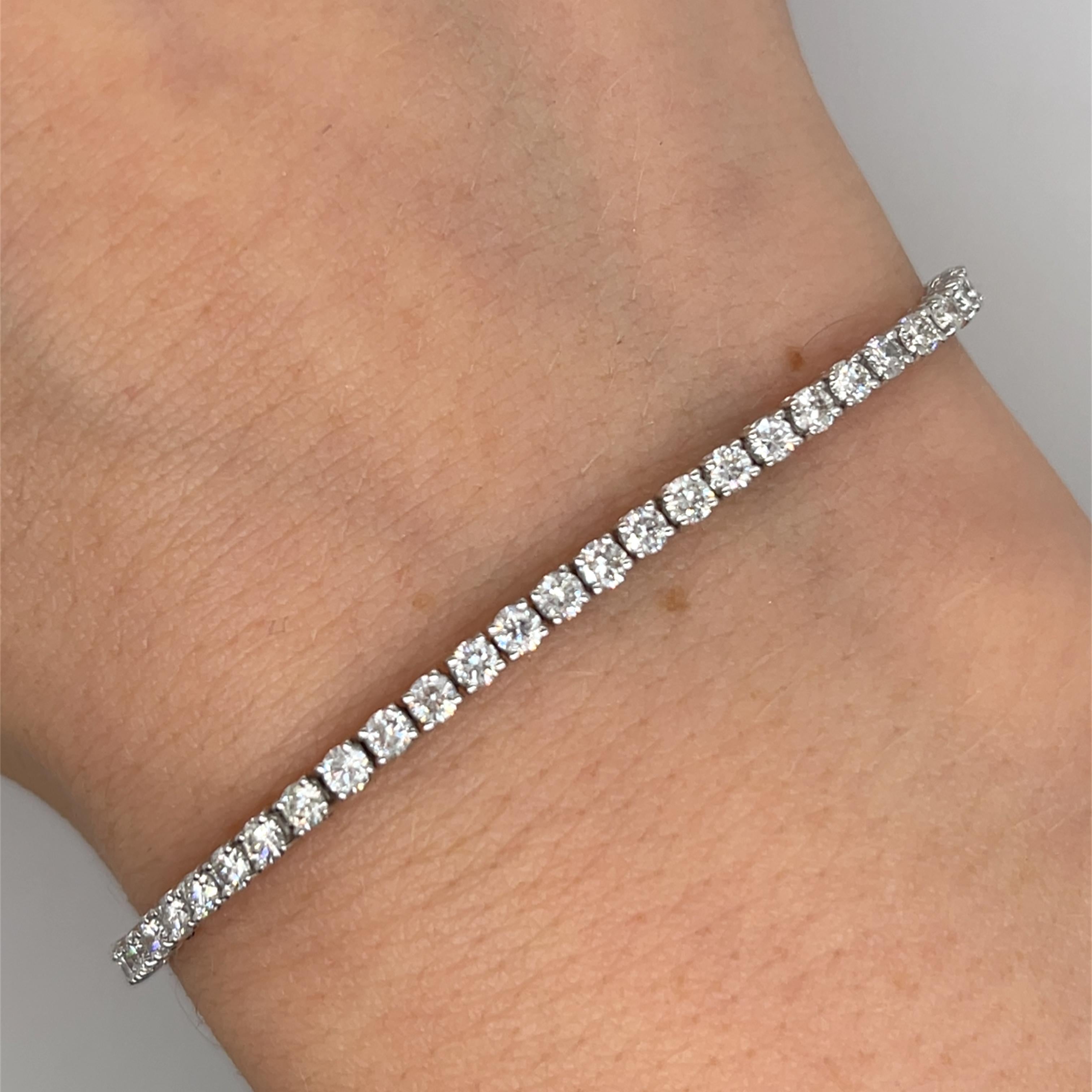 Ein atemberaubendes Tennisarmband, besetzt mit 2,25 Karat natürlichen Diamanten, gefertigt aus 18 Karat Weißgold. Die Diamanten sind fachmännisch in einer durchgehenden Linie angeordnet und bieten zeitlose Eleganz und außergewöhnliche Brillanz.