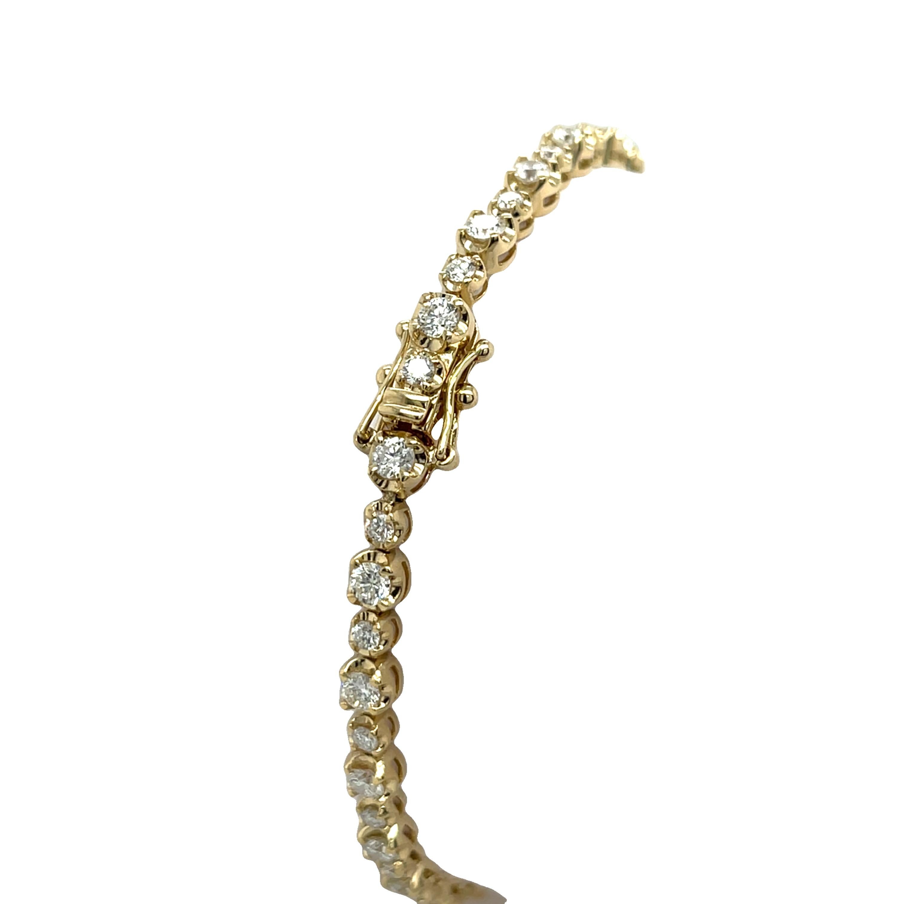 Una pulsera de tenis elegante y atemporal, de oro amarillo de 14 ct, engastada con 2,70 ct de diamantes redondos naturales de talla brillante. Este diseño clásico ofrece brillo y sofisticación para cualquier ocasión.

Peso total: 8,66 g
Peso total