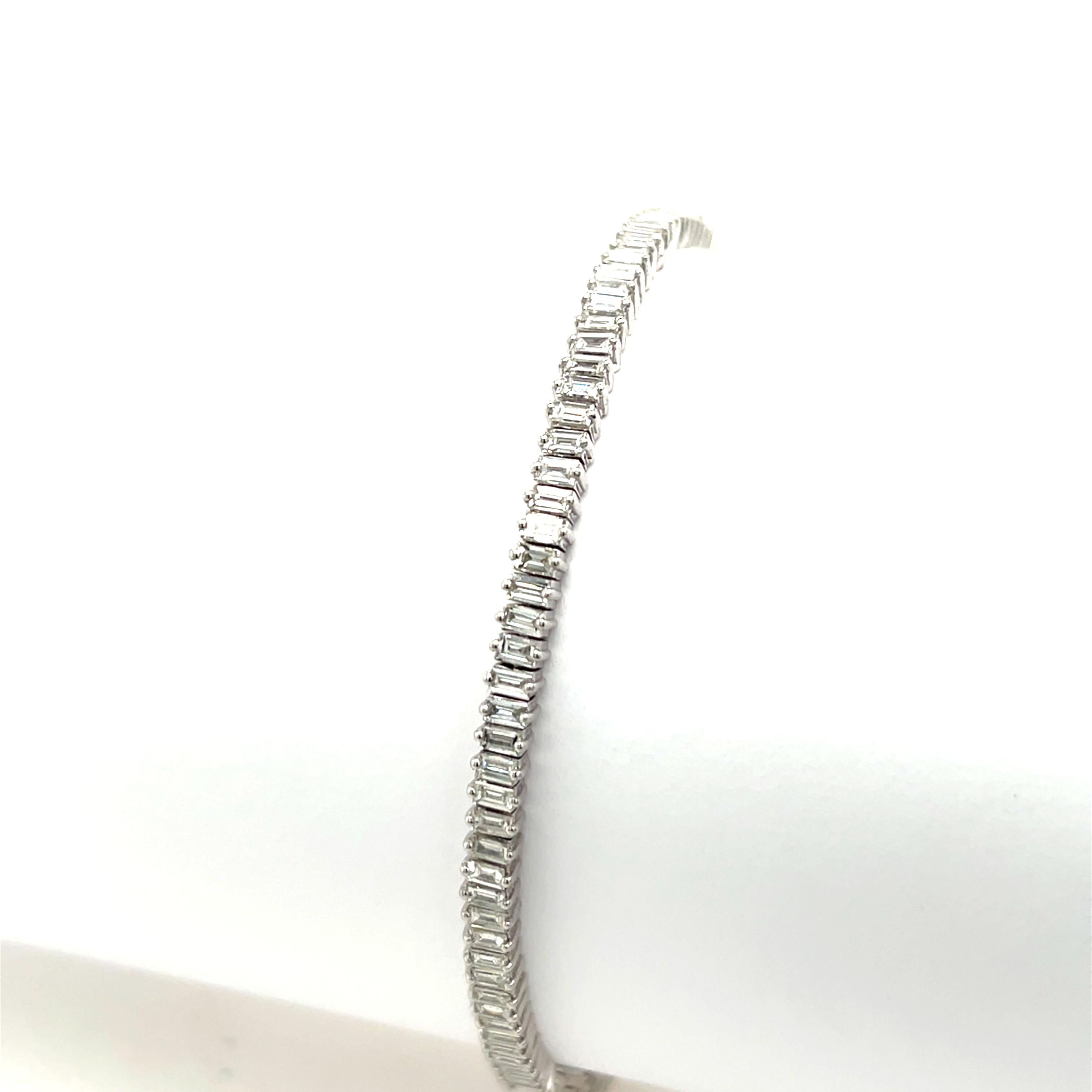 Diamond Tennis Bracelet Set With 3.50ct Baguette natural Diamonds in 18ct Gold In New Condition For Sale In London, GB