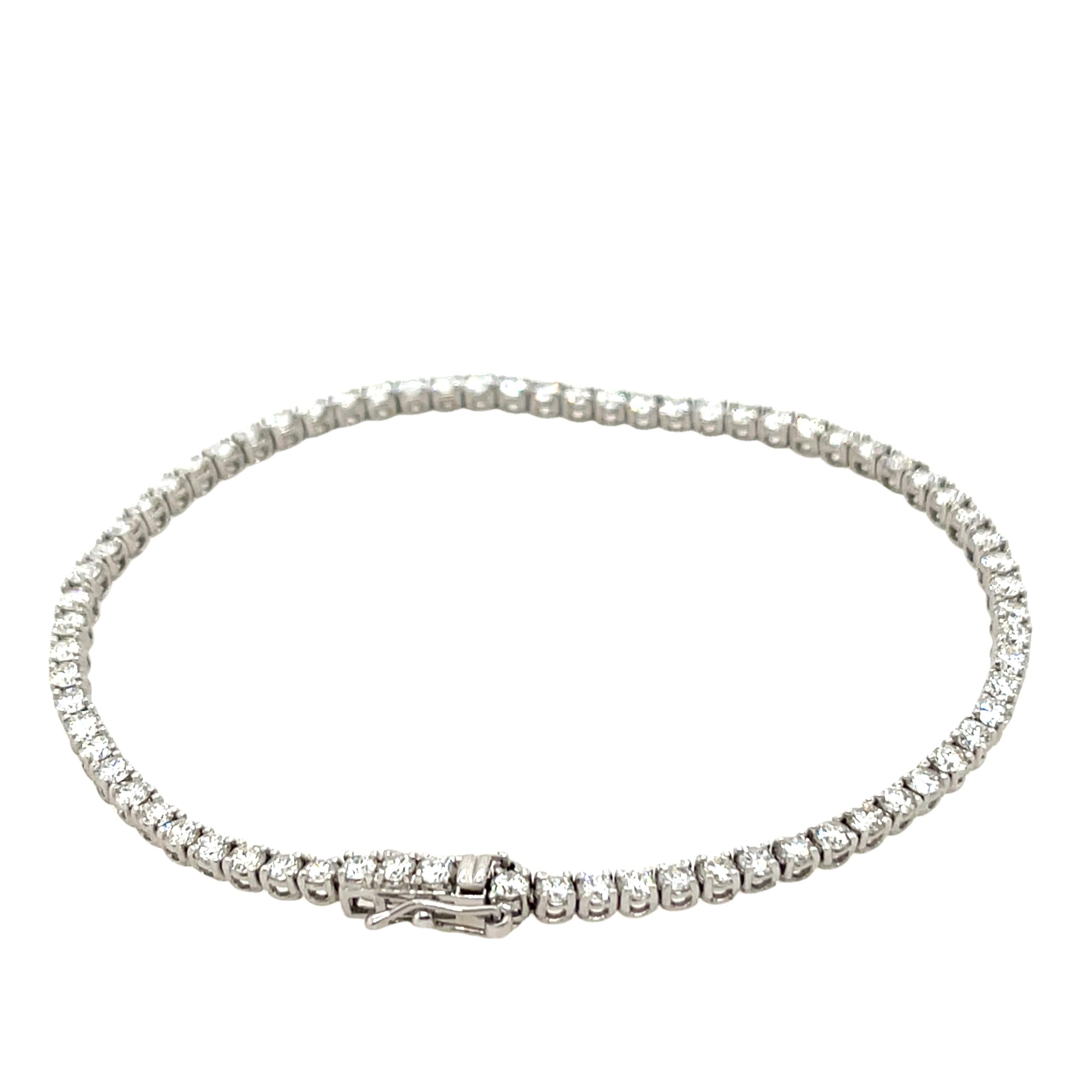 Round Cut Diamond Tennis Bracelet Set With 3.50ct Natural Diamonds in 18ct White Gold For Sale