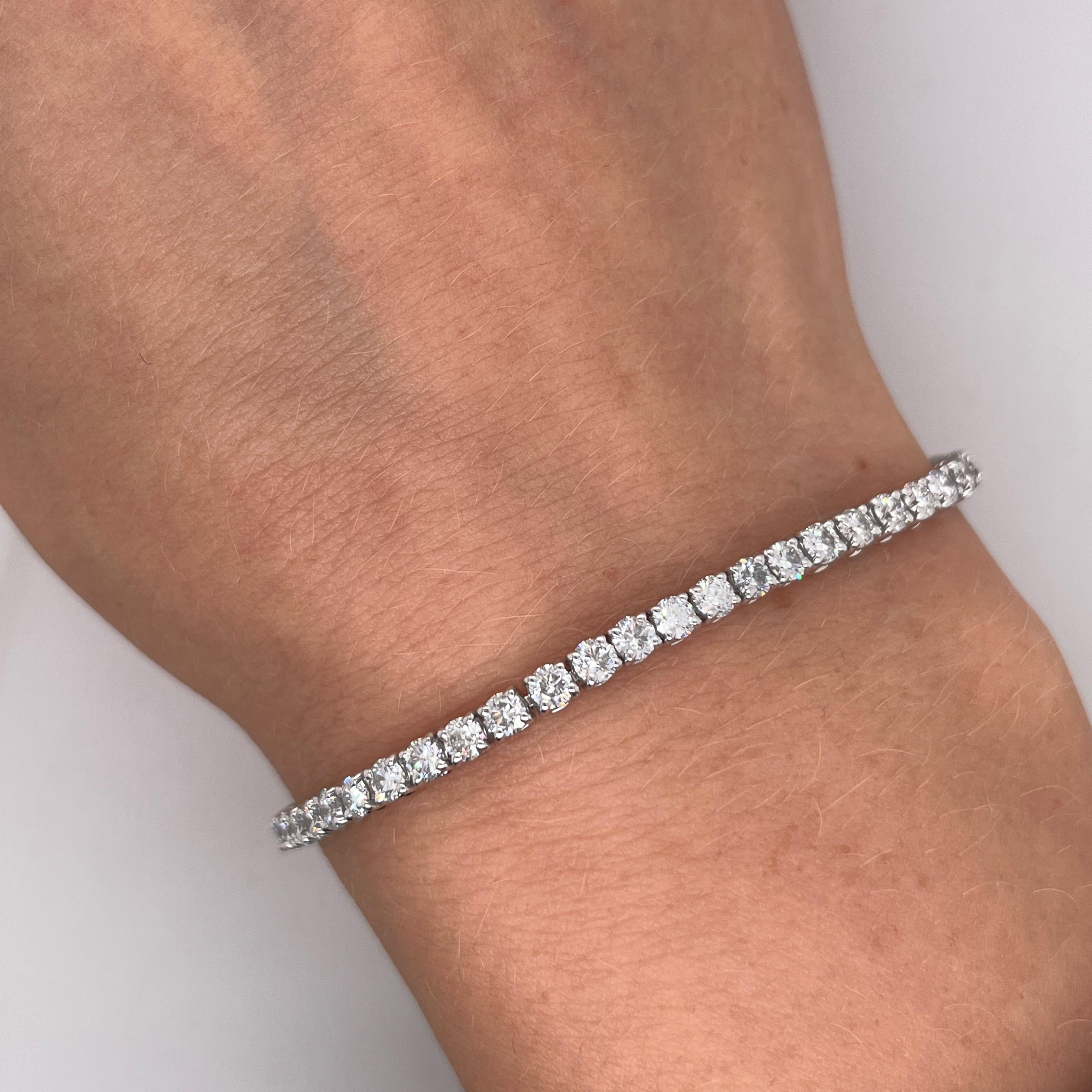 Ein atemberaubendes Tennisarmband, besetzt mit 4,50 Karat natürlichen Diamanten, gefertigt aus 18 Karat Weißgold. Die Diamanten sind fachmännisch in einer durchgehenden Linie angeordnet und bieten zeitlose Eleganz und außergewöhnliche Brillanz.