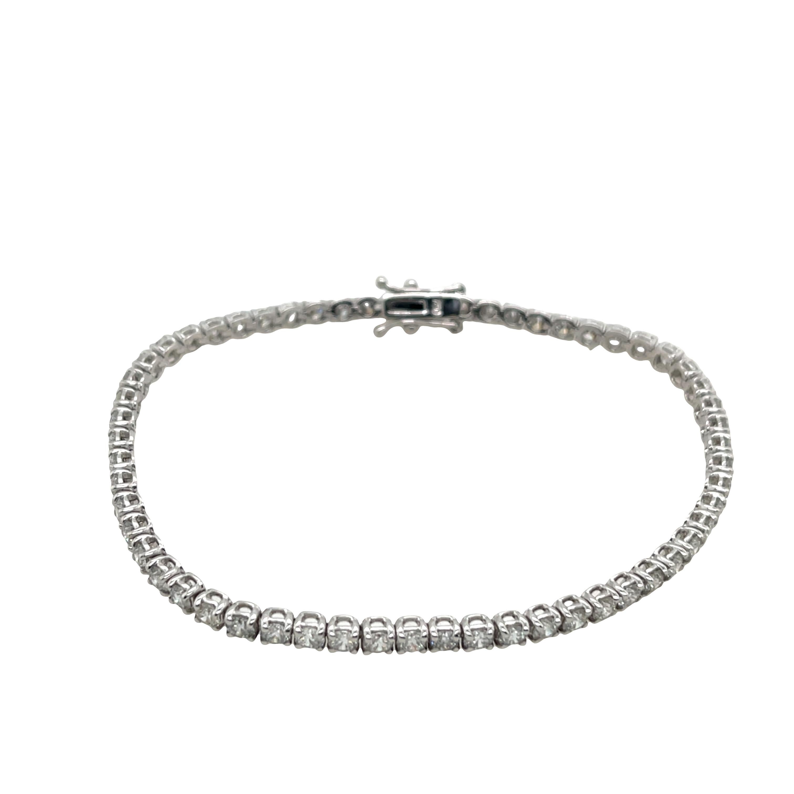Diamant-Tennisarmband mit 4,50ct natürlichen Diamanten in 18ct Weißgold (Rundschliff) im Angebot