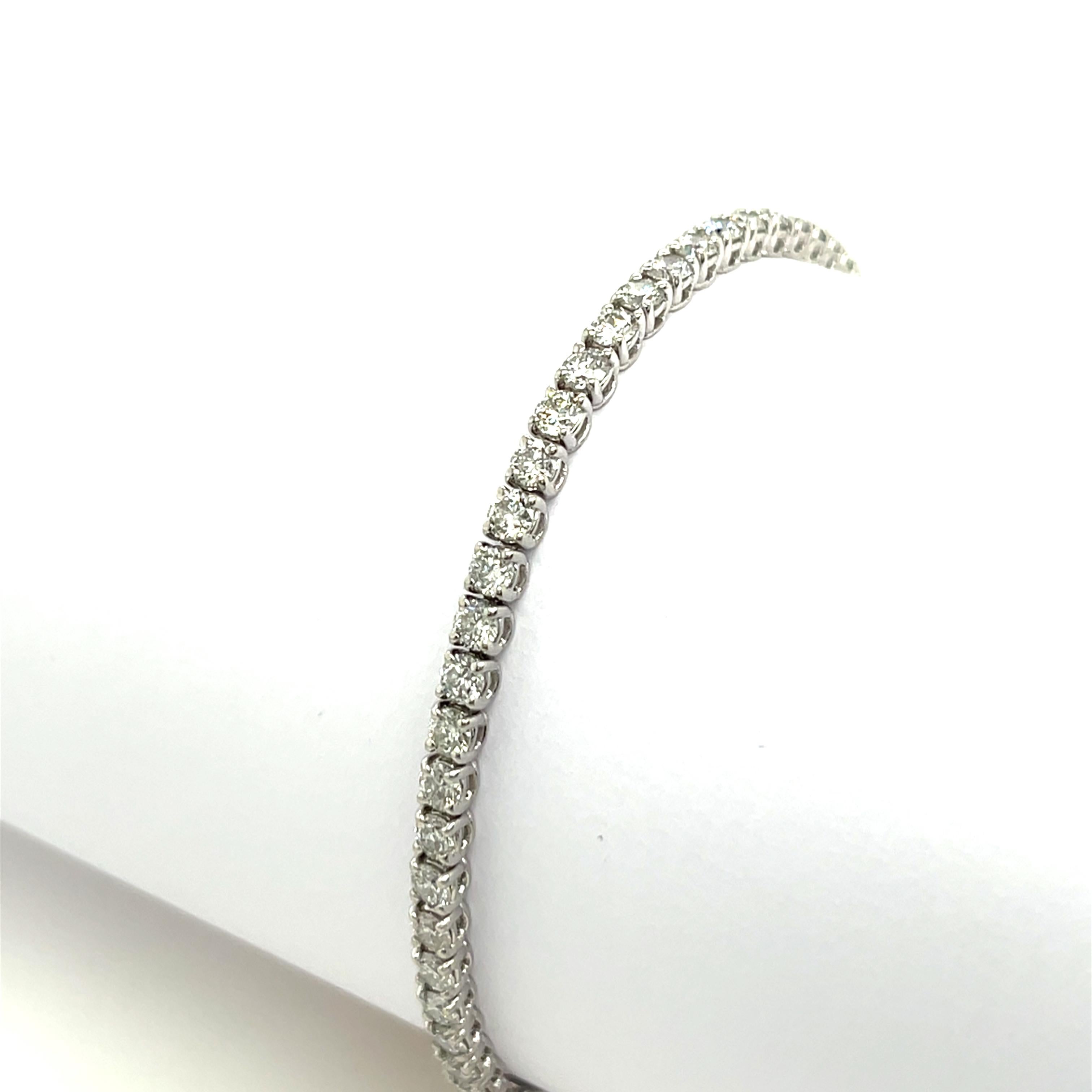 Diamant-Tennisarmband mit 4,50ct natürlichen Diamanten in 18ct Weißgold im Angebot 1