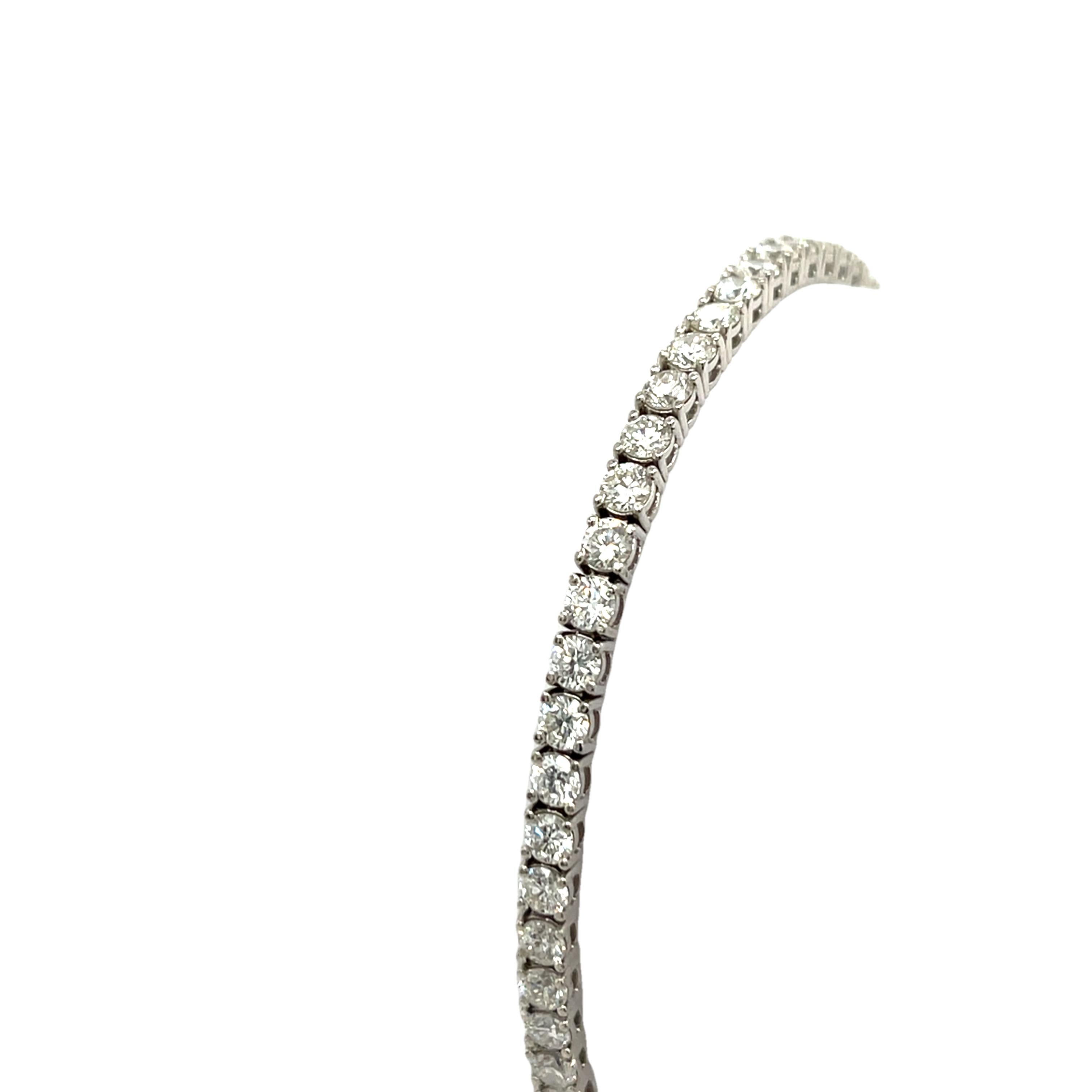 Ein atemberaubendes Tennisarmband mit 8,0 Karat natürlichen Diamanten, gefertigt aus 18 Karat Weißgold. Die Diamanten sind fachmännisch in einer durchgehenden Linie angeordnet0 und bieten zeitlose Eleganz und außergewöhnliche Brillanz. 

Perfekt für