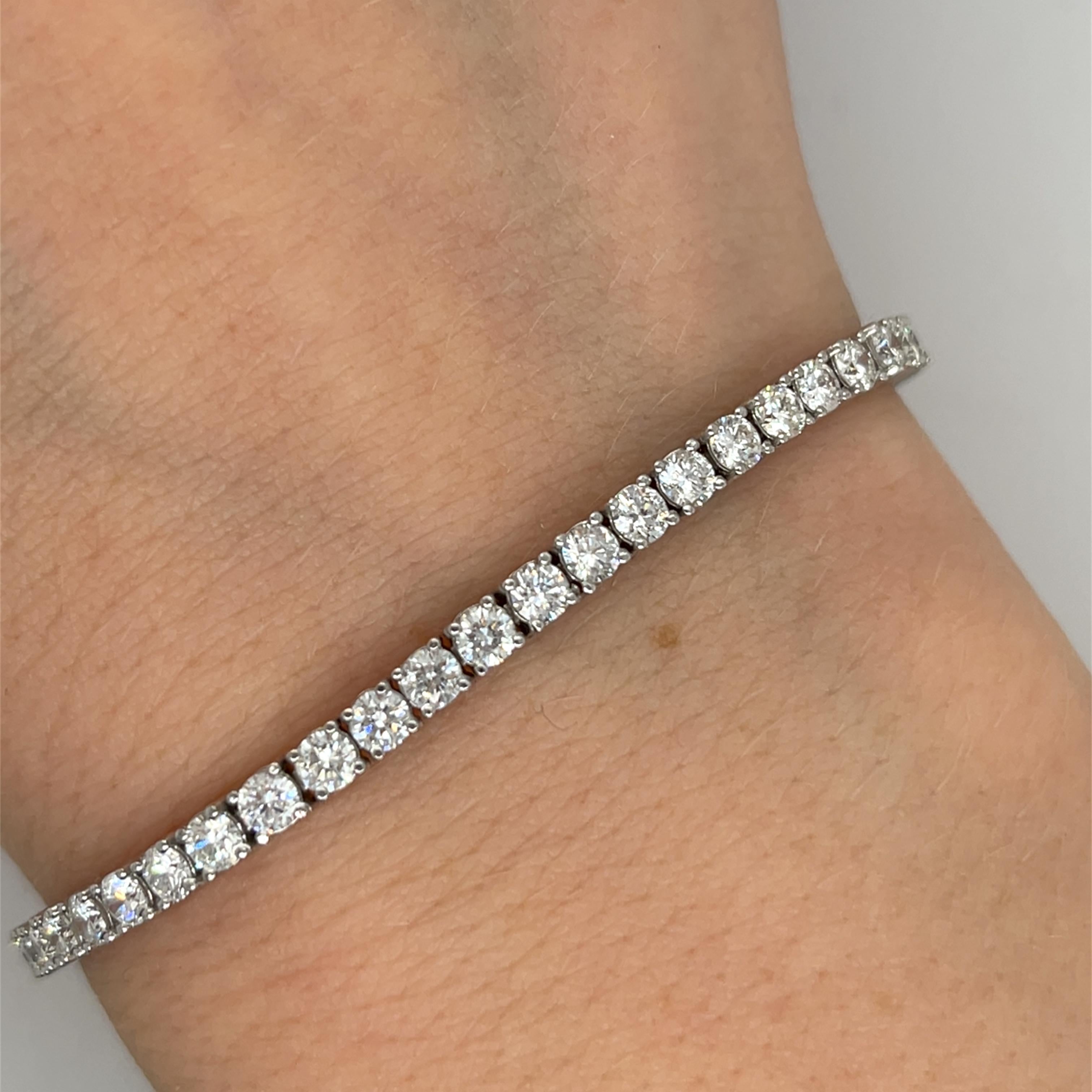 Diamant-Tennisarmband aus 18 Karat Weißgold mit 8,0 Karat natürlichen Diamanten für Damen oder Herren im Angebot