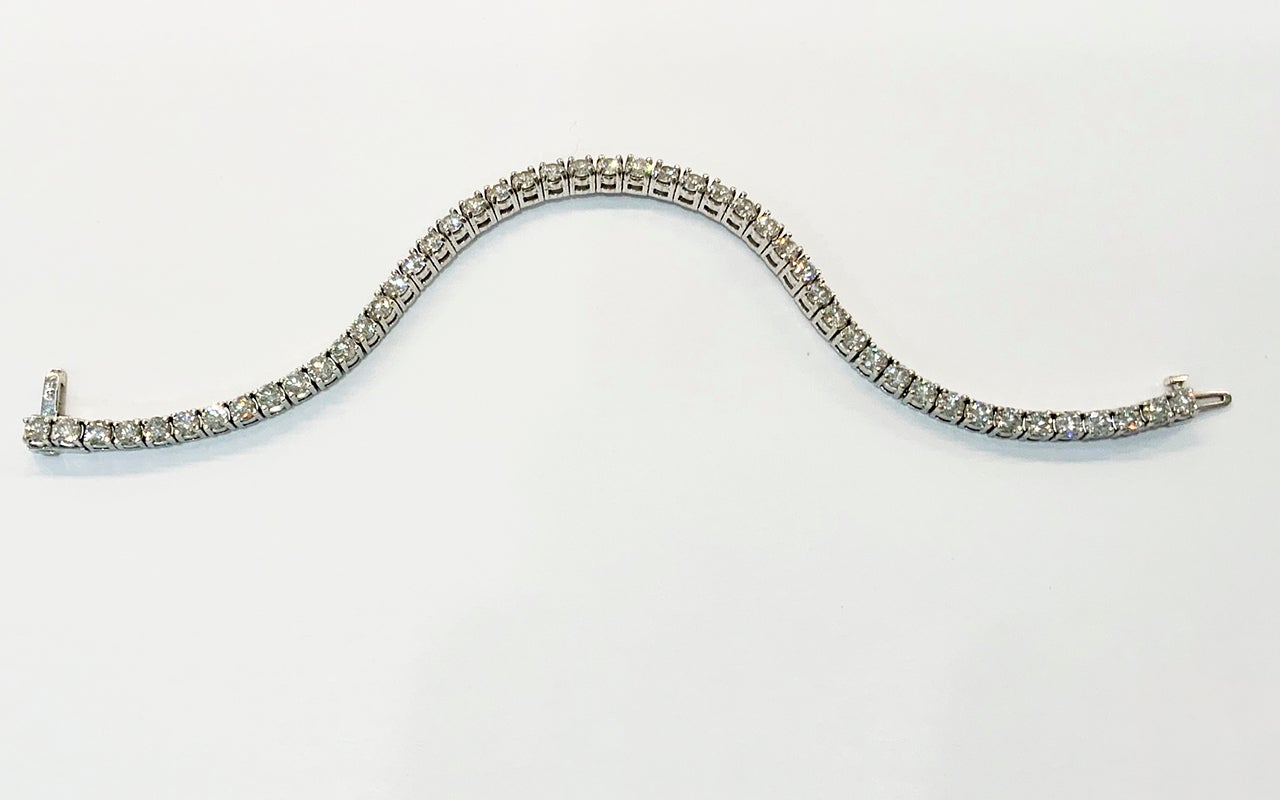 Contemporary Diamond Tennis Bracelet  VS1 8.20 Carat White Gold For Sale