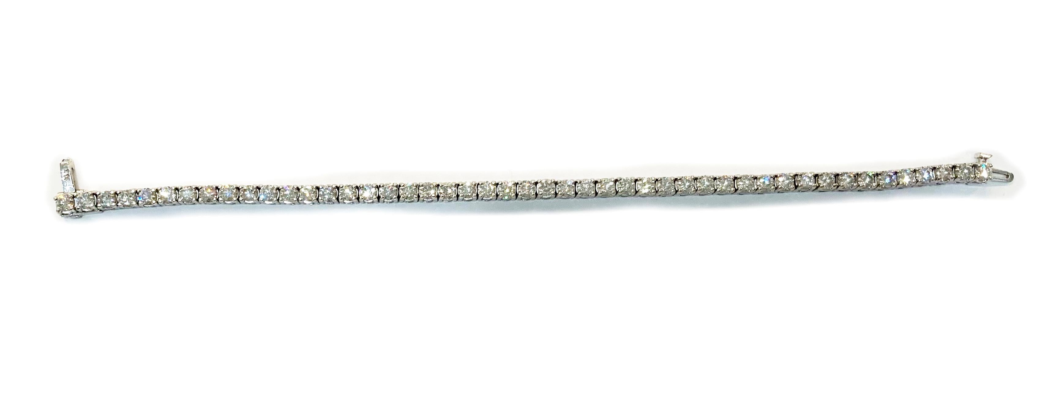 Diamond Tennis Bracelet  VS1 8.20 Carat White Gold For Sale 1