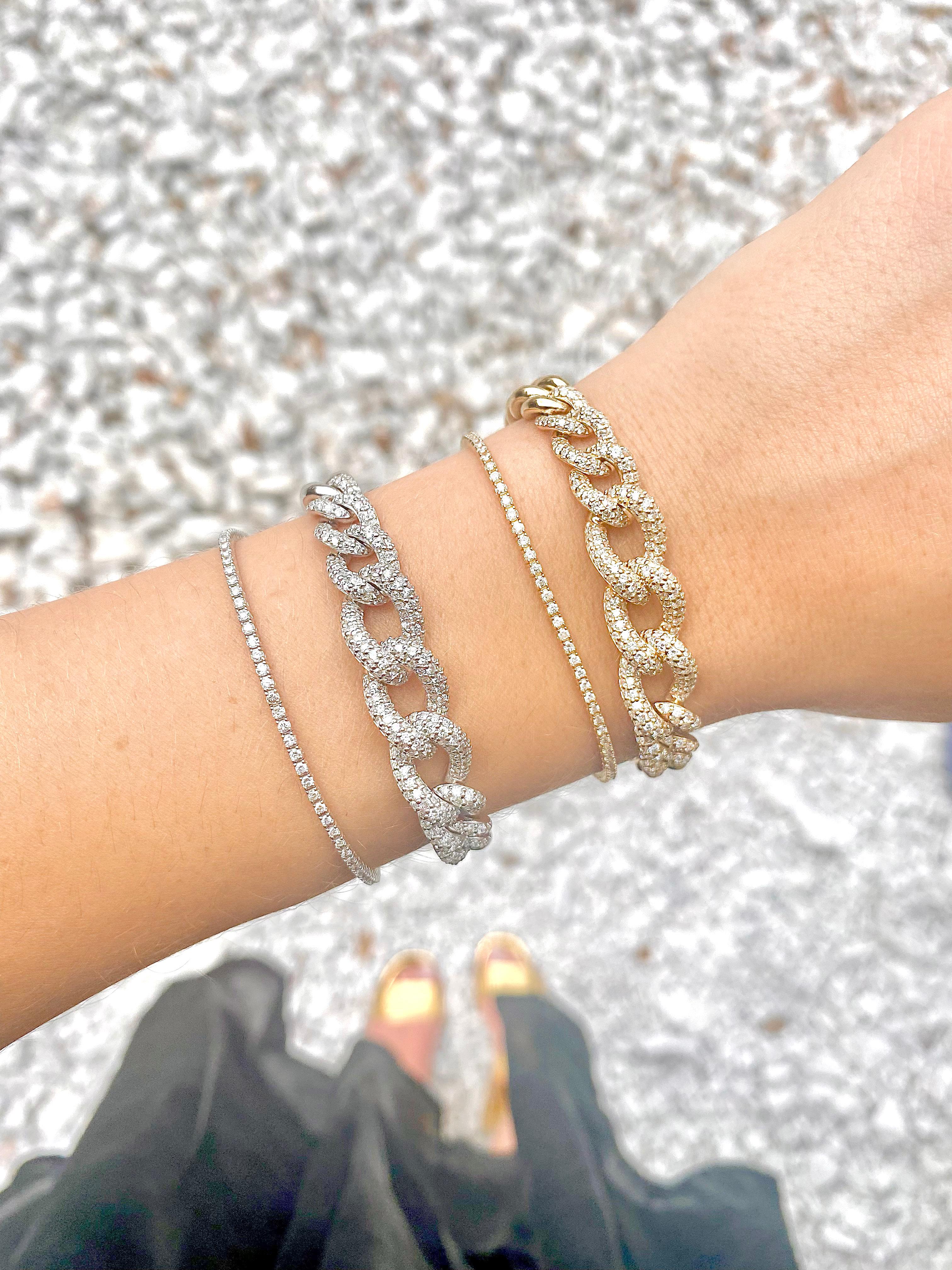 Avec un chapelet de diamants, ce bracelet est superbe tout seul ou partagé avec un groupe de bracelets ! Avec un carat complet de diamants, ce bracelet peut être commandé en or blanc ou jaune 14 carats.  Montrés sur l'image en or blanc, les diamants