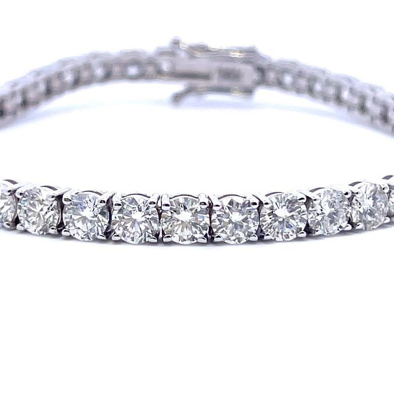 Questo squisito bracciale tennis è un must per la tua collezione di gioielli. È realizzato in oro bianco 14K di alta qualità e lucidato alla perfezione, per un aspetto radioso e lussuoso. Il bracciale presenta un design straordinario ornato da
