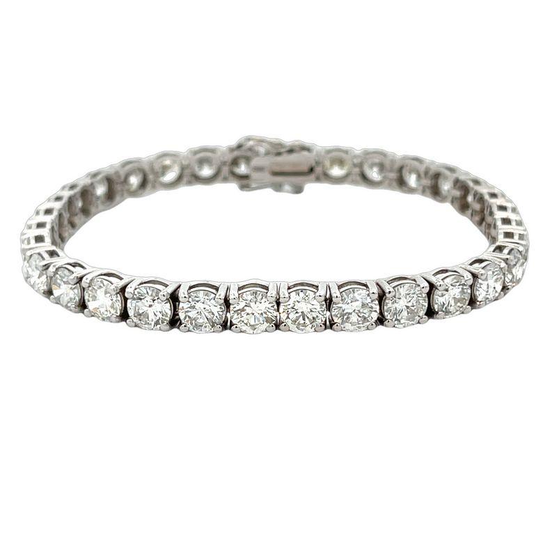 Ce bracelet de tennis exquis est un incontournable de votre collection de bijoux. Il est fabriqué en or blanc 14K de haute qualité qui a été poli à la perfection, ce qui lui confère un aspect radieux et luxueux. Le bracelet présente un superbe