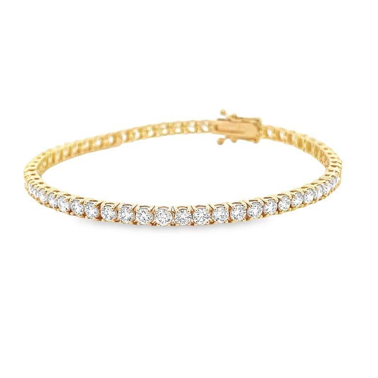 Ce superbe bracelet de tennis est le complément idéal de votre collection de bijoux. Il est fabriqué en or jaune 14 carats de haute qualité, poli à la perfection, ce qui lui confère un aspect radieux et luxueux. Le bracelet est orné de