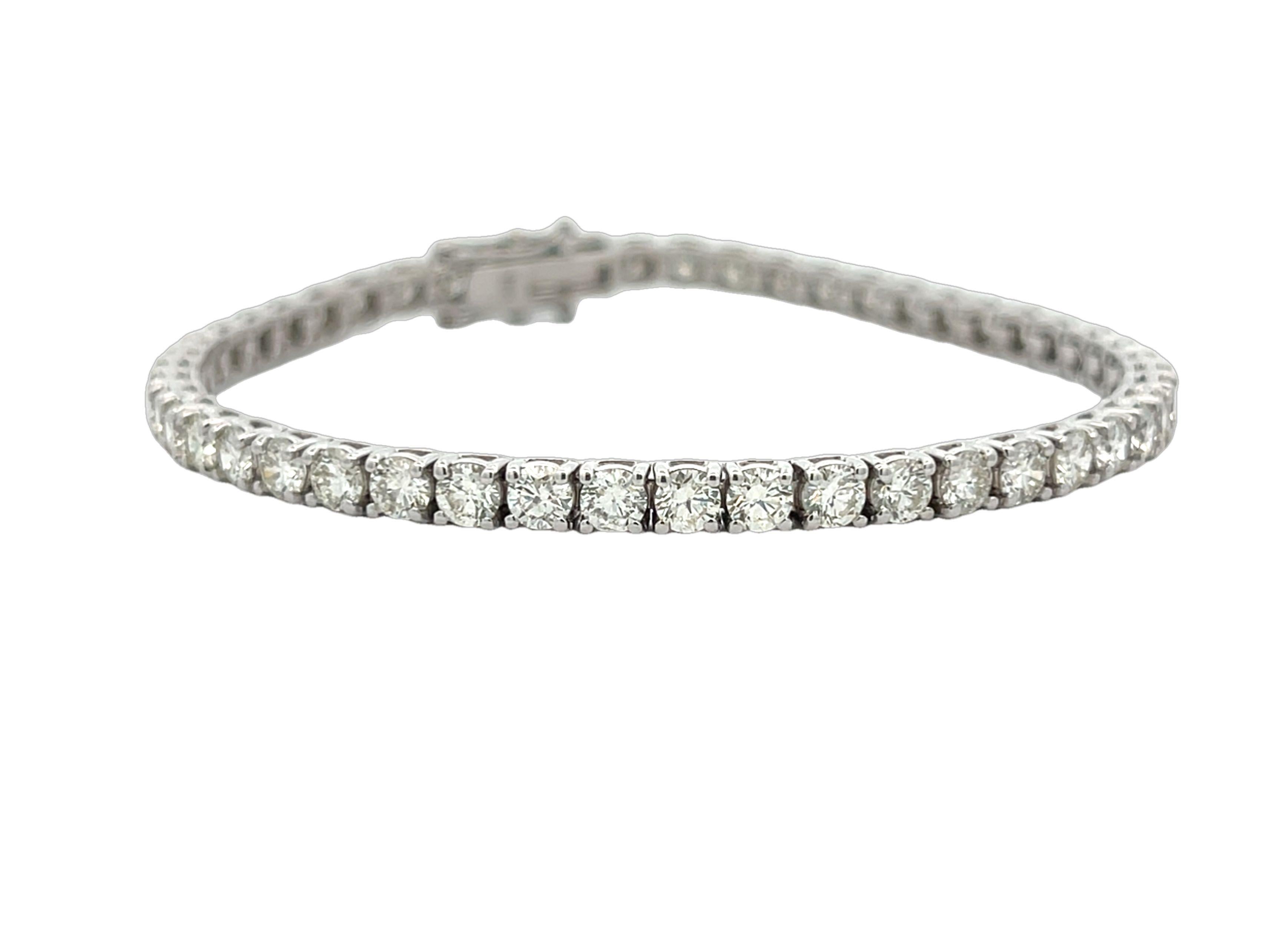 Dieses exquisite Tennisarmband ist ein Muss für Ihre Schmucksammlung. Er besteht aus hochwertigem 14-karätigem Weißgold, das auf Hochglanz poliert wurde, was ihm ein strahlendes und luxuriöses Aussehen verleiht. Das Armband zeichnet sich durch ein
