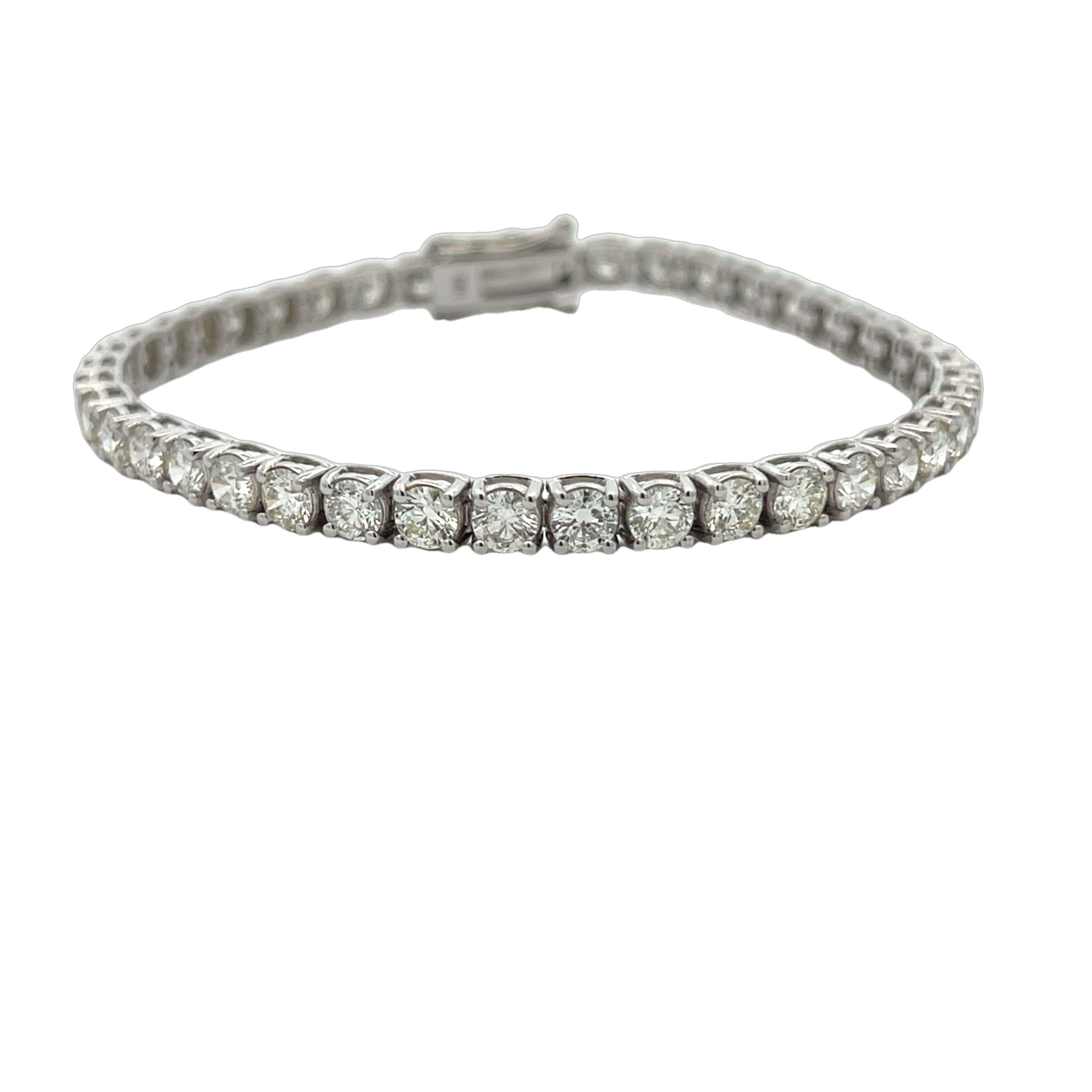 Esta exquisita pulsera tenis no puede faltar en tu colección de joyas. Está hecho de oro blanco de 14 quilates de alta calidad pulido a la perfección, lo que le da un aspecto radiante y lujoso. La pulsera presenta un impresionante diseño adornado