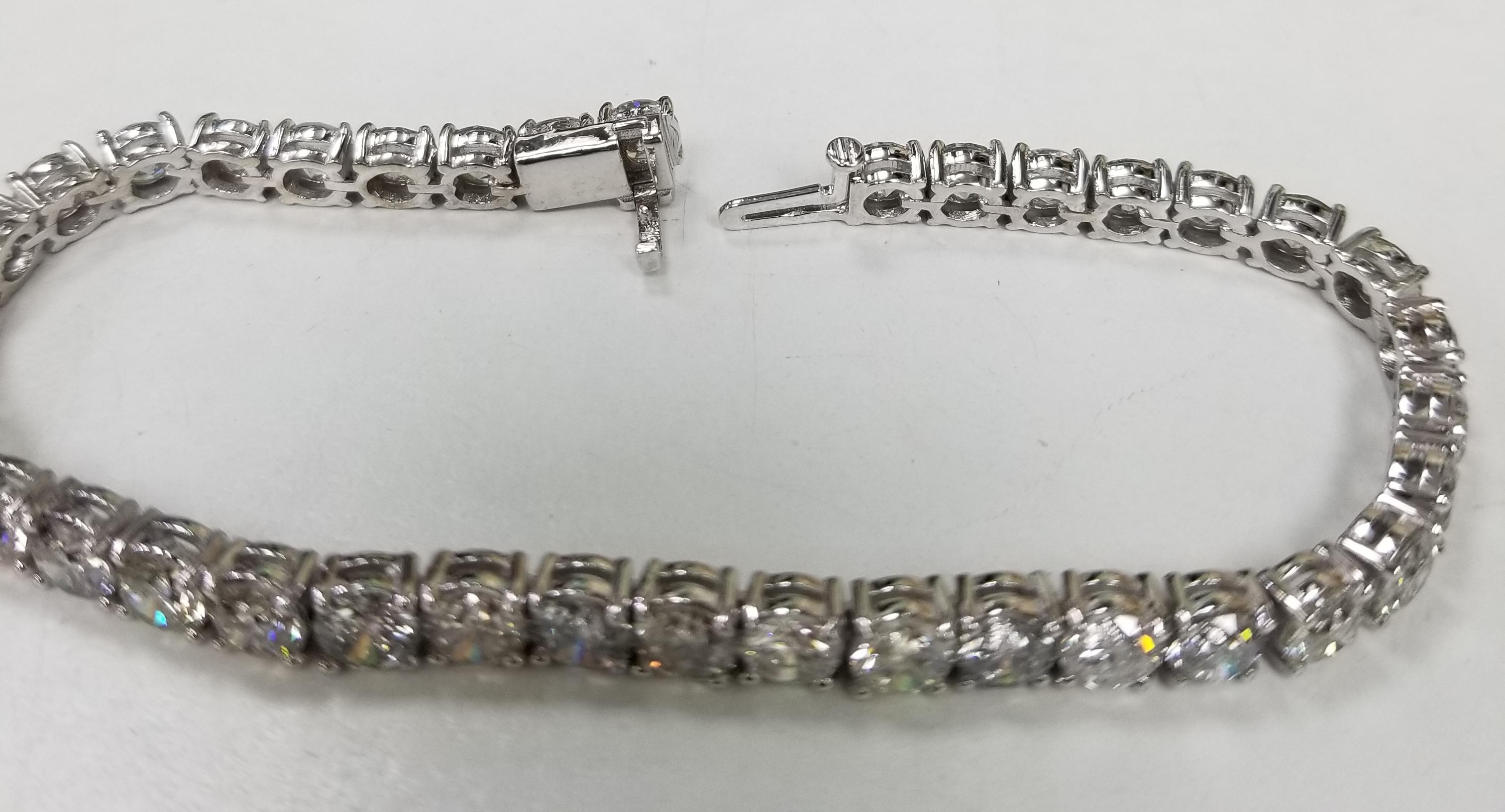 Diamant-Tennisarmband mit 15,03 Karat, gefasst in 14k Weißgoldfassung (Moderne) im Angebot