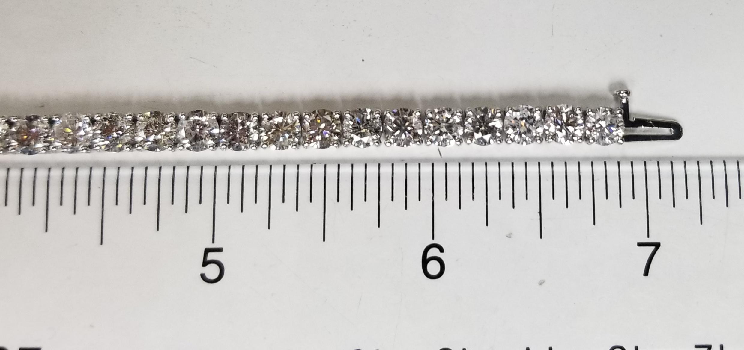 Diamant-Tennisarmband mit 15,03 Karat, gefasst in 14k Weißgoldfassung (Rundschliff) im Angebot