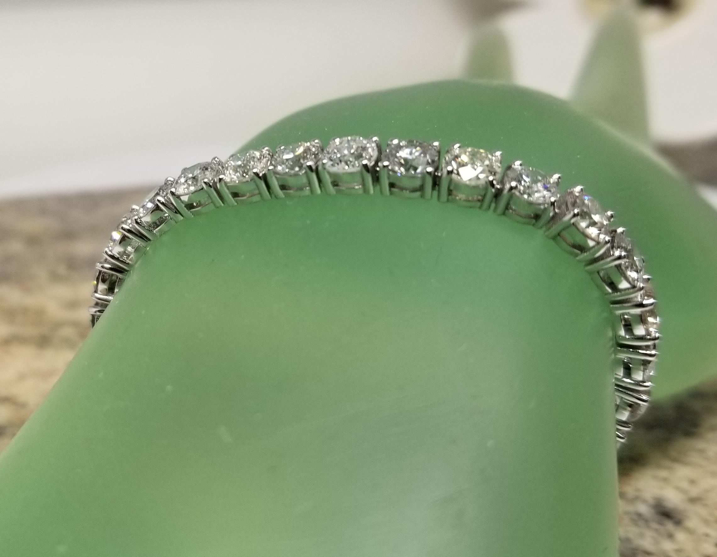 Diamond Tennis Bracelet with 15.03 Carats Set in 14k White Gold Setting In New Condition For Sale In Los Angeles, CA