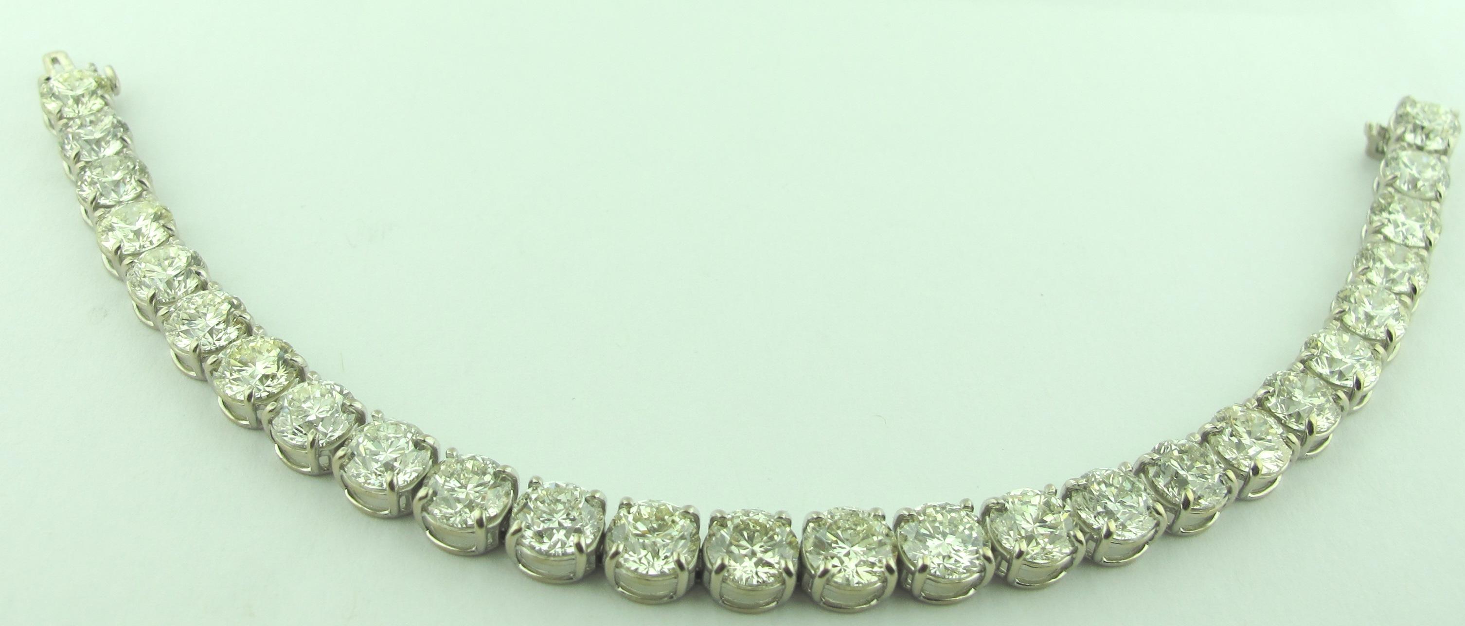 Women's or Men's Diamond Tennis Bracelet with 19.24 Carat in Platinum