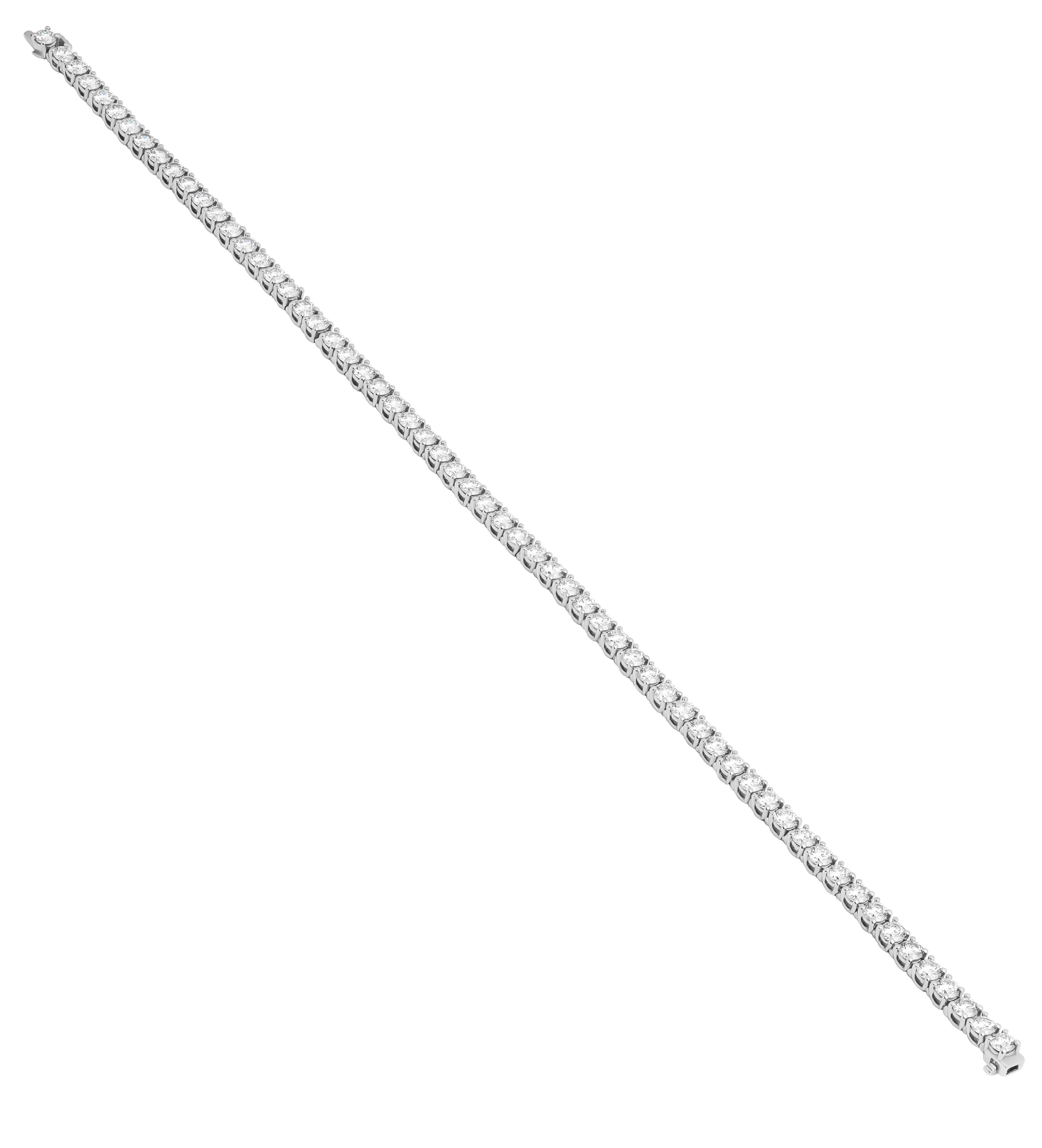 DiamantesEngaste de pulsera tenis en platino
7 pulgadas de largo
 PIEDRAS DE 2,6 MM (0,07 CT) 61 PIEDRAS EN TOTAL:4,30 CT
