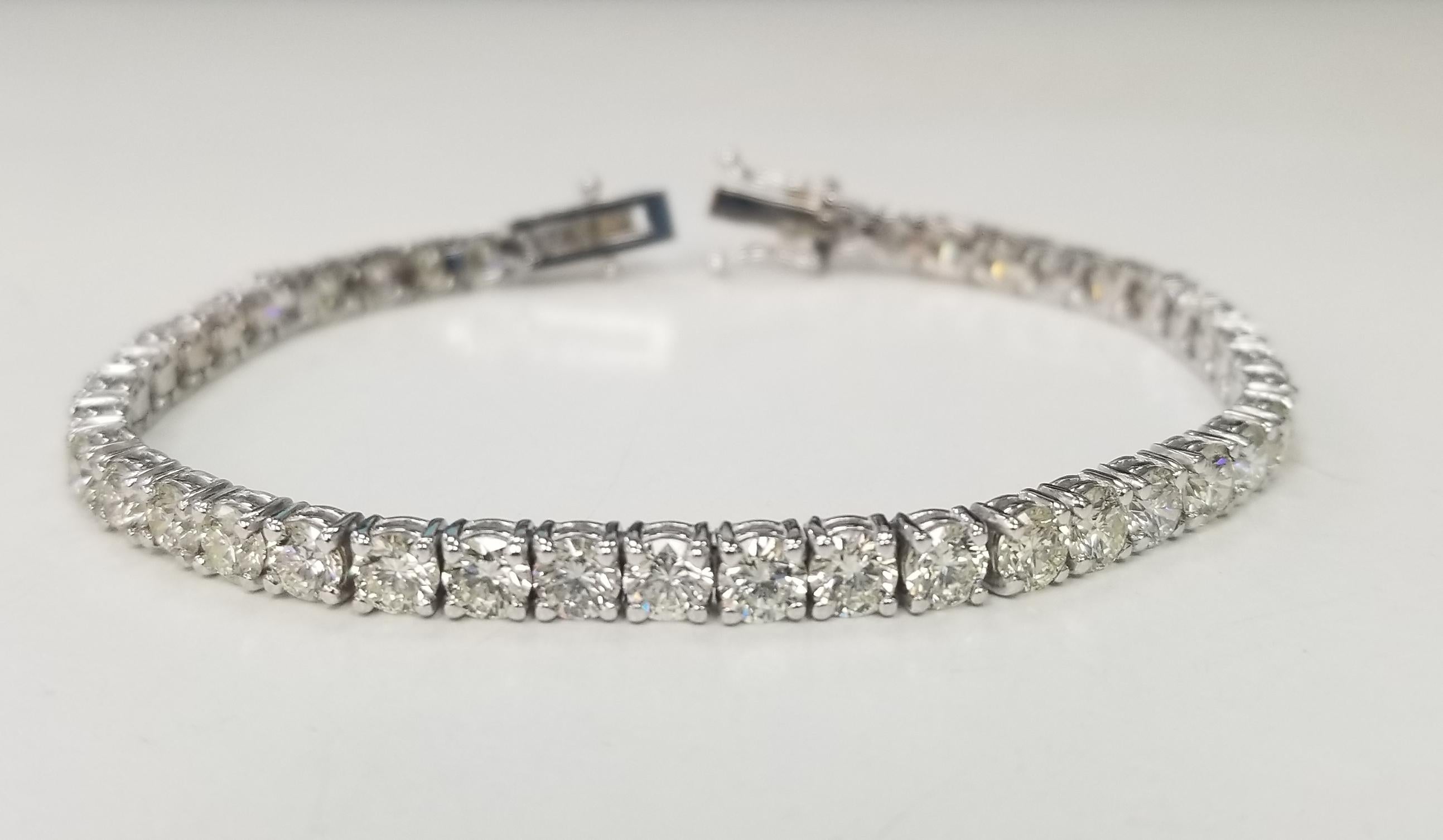 Si tratta di un bellissimo bracciale tennis in oro bianco 14k con 43 diamanti rotondi di colore H e purezza SI1-2 per un peso di 9,51 carati. Il bracciale misura 6,75 pollici con chiusura e sicurezza.
Specifiche:
    pietra principale: DIAMANTI