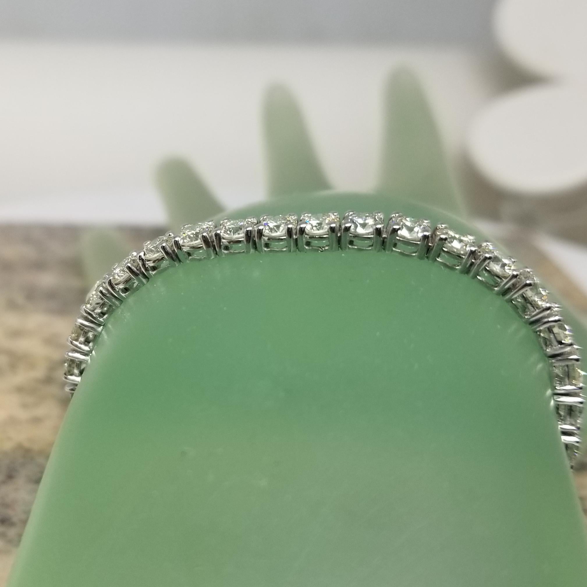 Bracciale tennis con diamanti da 9,51 carati incastonati in oro bianco 14k in vendita 1