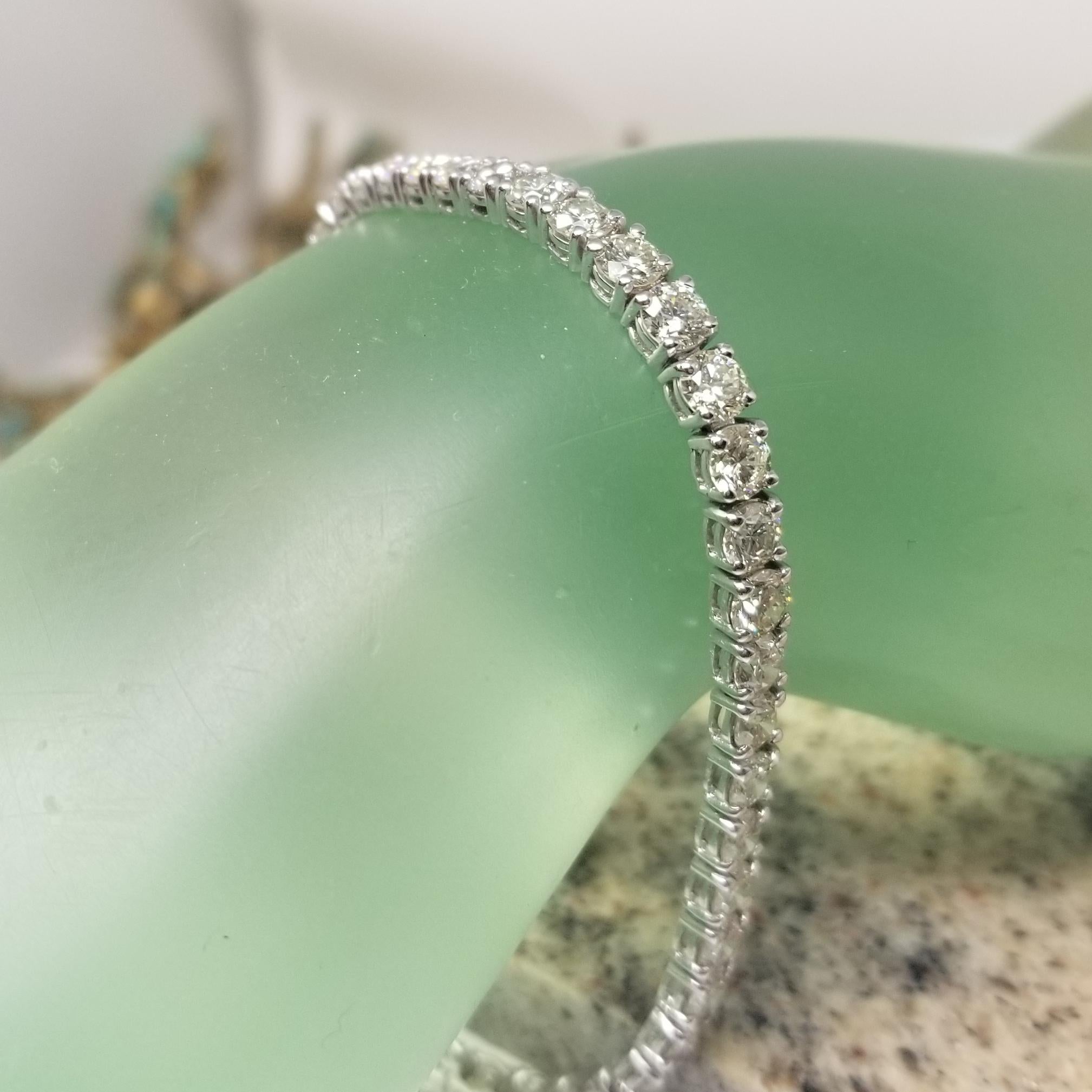 Bracciale tennis con diamanti da 9,51 carati incastonati in oro bianco 14k in vendita 2